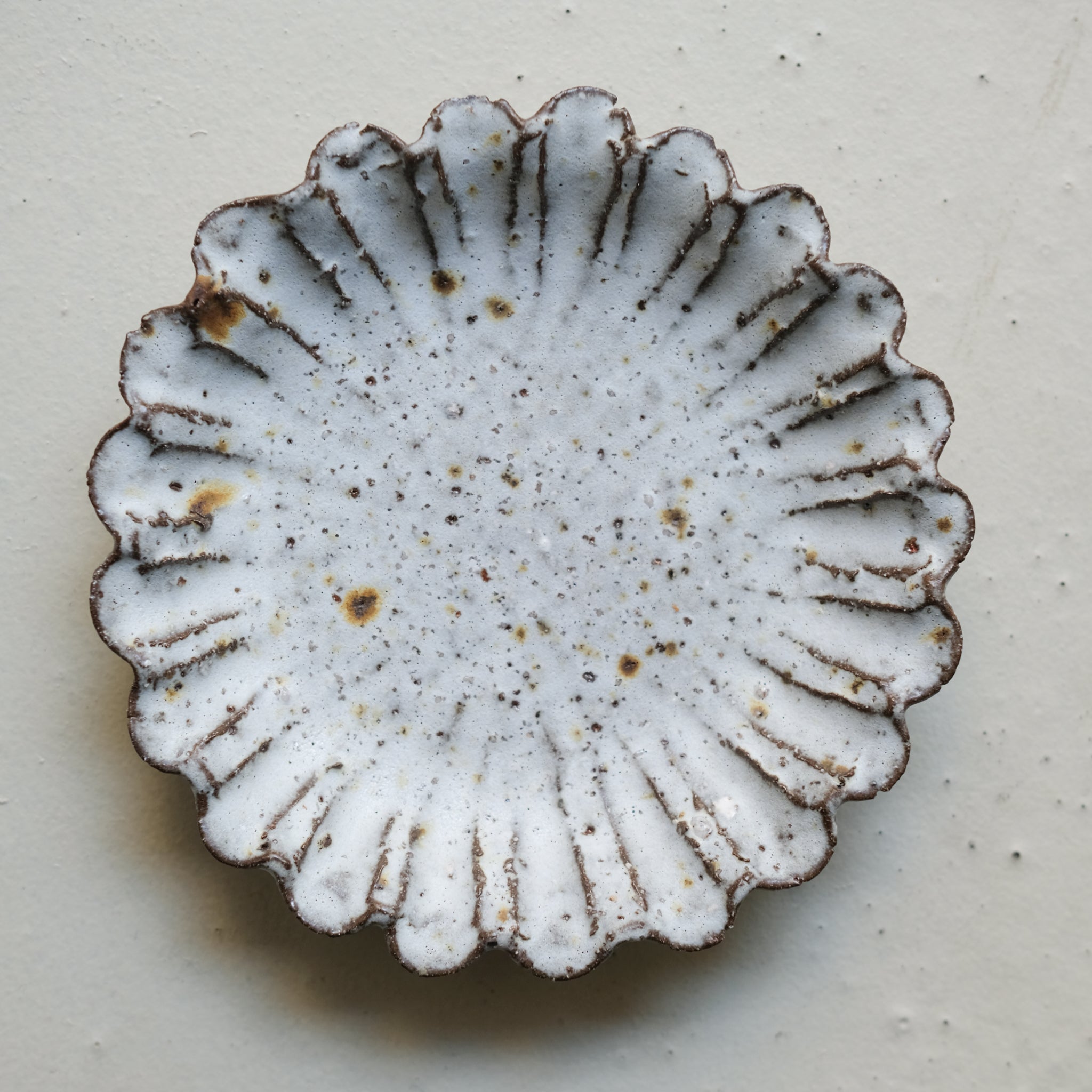 Assiette en terre recoltée D 16cm - blanc mat par Potry chez Brutal Ceramics.
