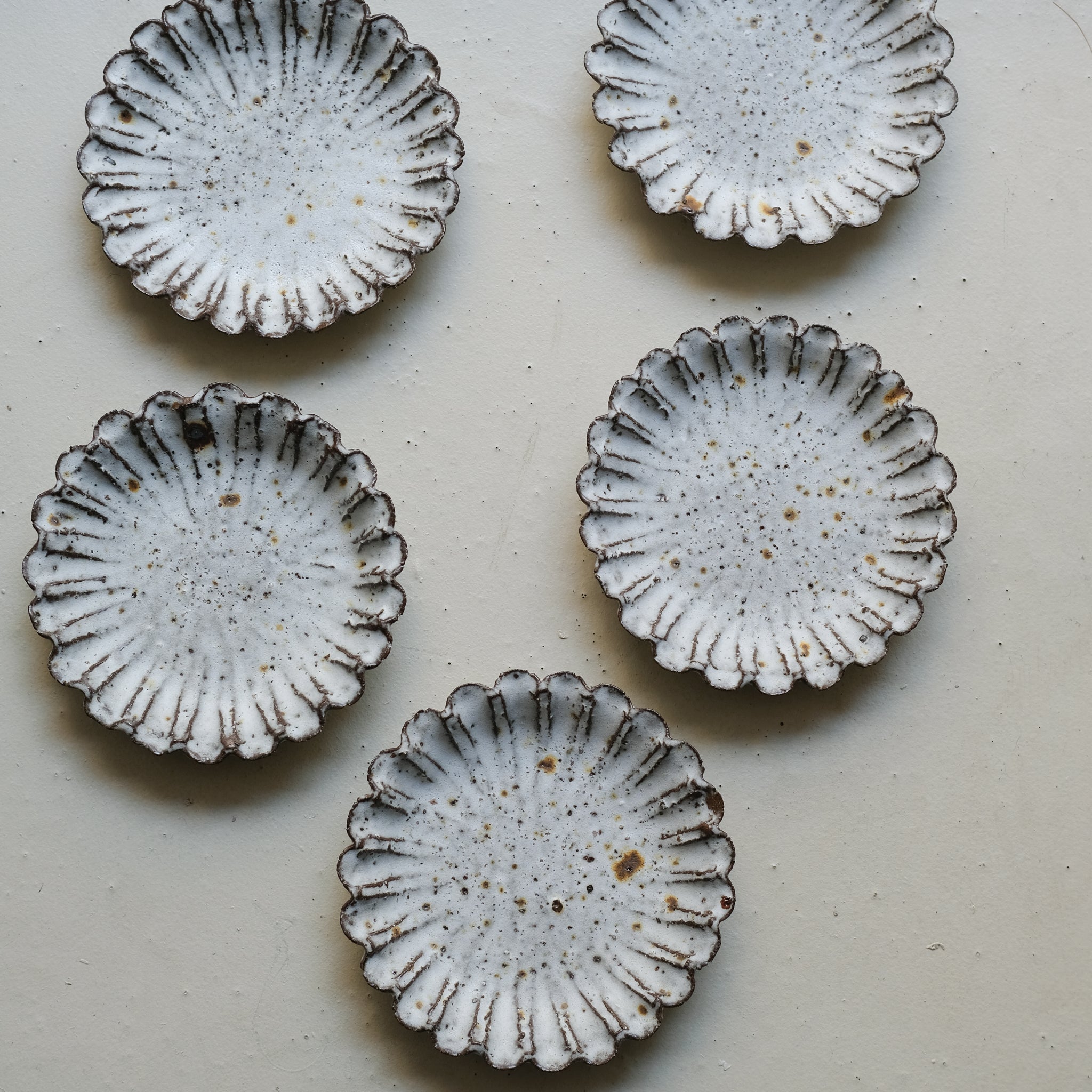 Assiette en terre recoltée D 16cm - blanc mat par Potry chez Brutal Ceramics