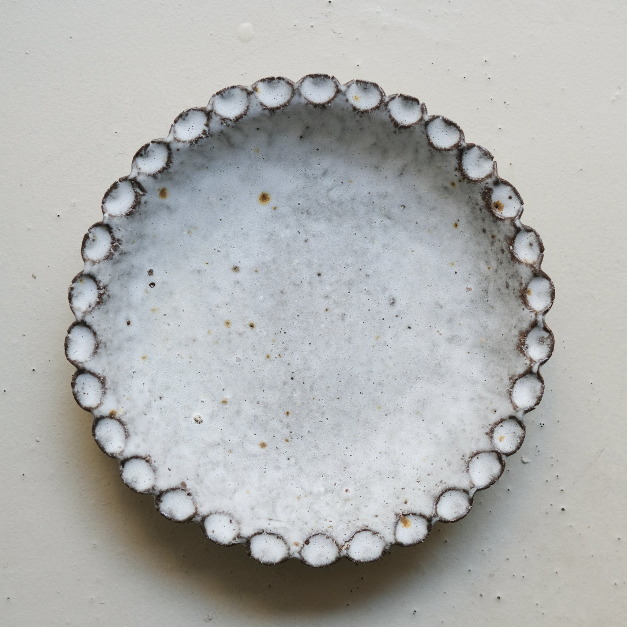 Assiette creuse en terre recoltée D 22cm - blanc mat blanc mat par Potry chez Brutal Ceramics