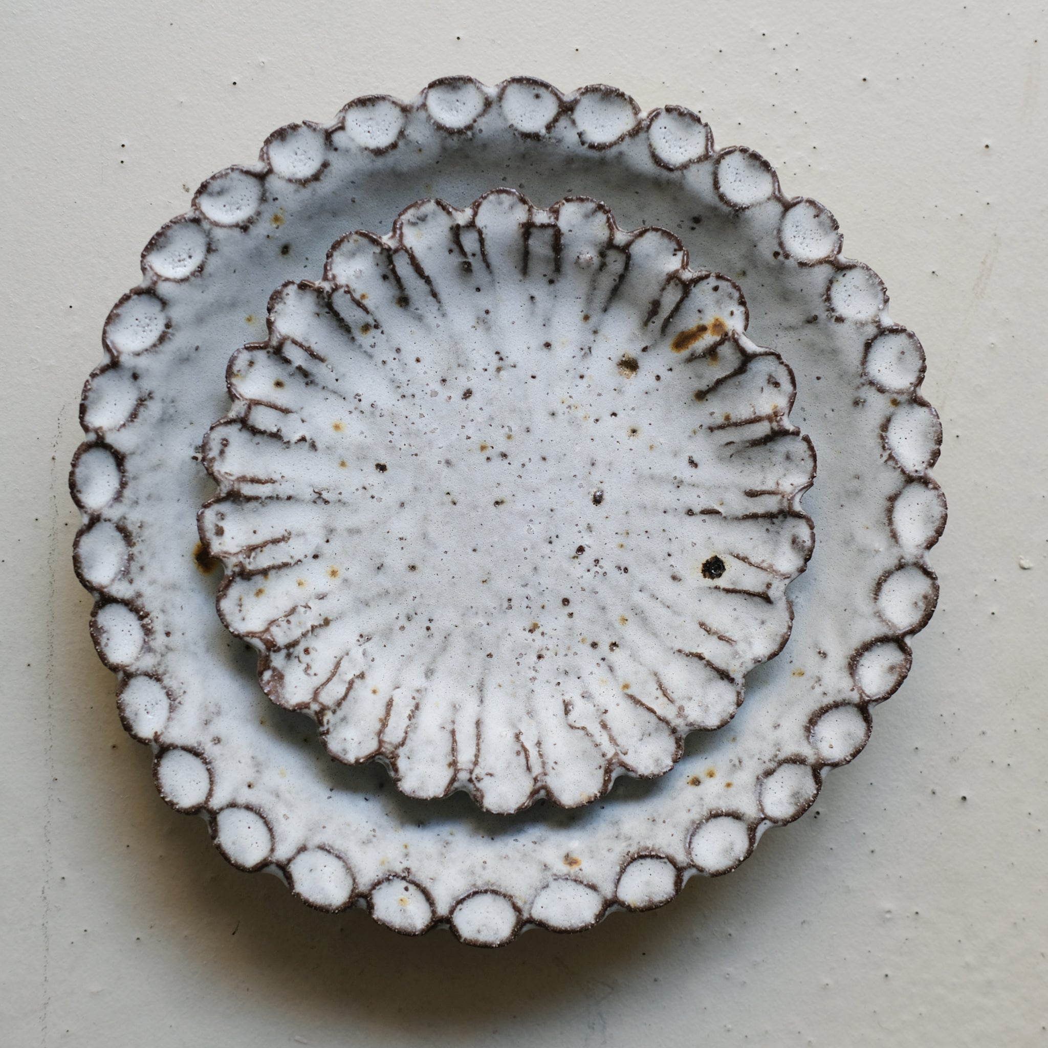 Assiette creuse en terre recoltée D 22cm - blanc mat blanc mat par Potry chez Brutal Ceramics