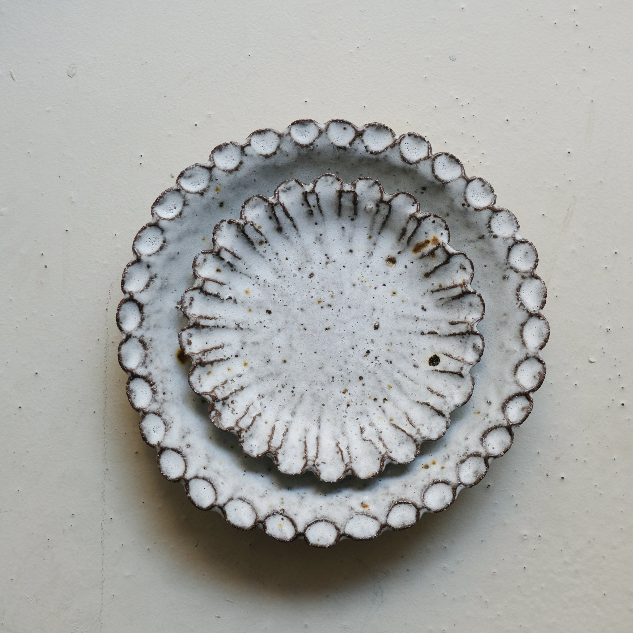 Assiette en terre recoltée D 16cm - blanc mat par Potry chez Brutal Ceramics