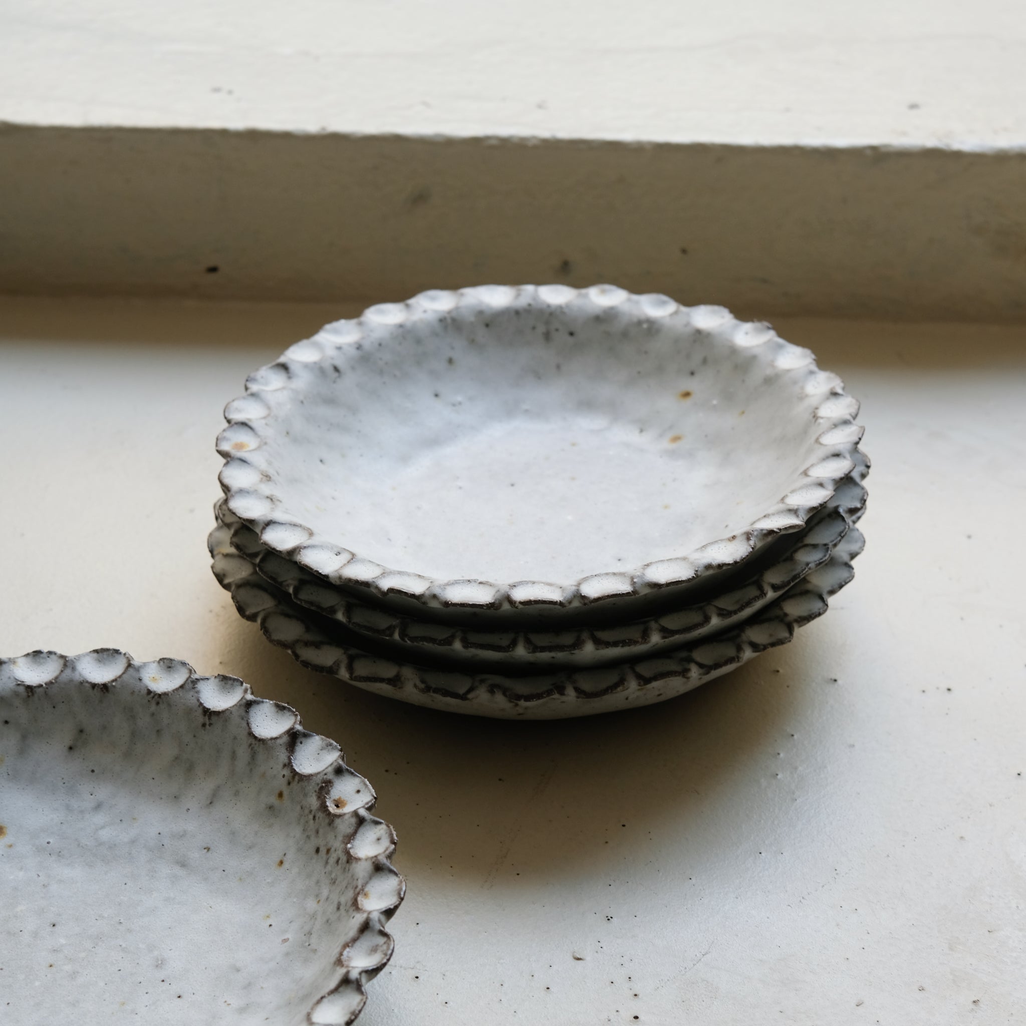 Assiette creuse en terre recoltée D 22cm - blanc mat blanc mat par Potry chez Brutal Ceramics