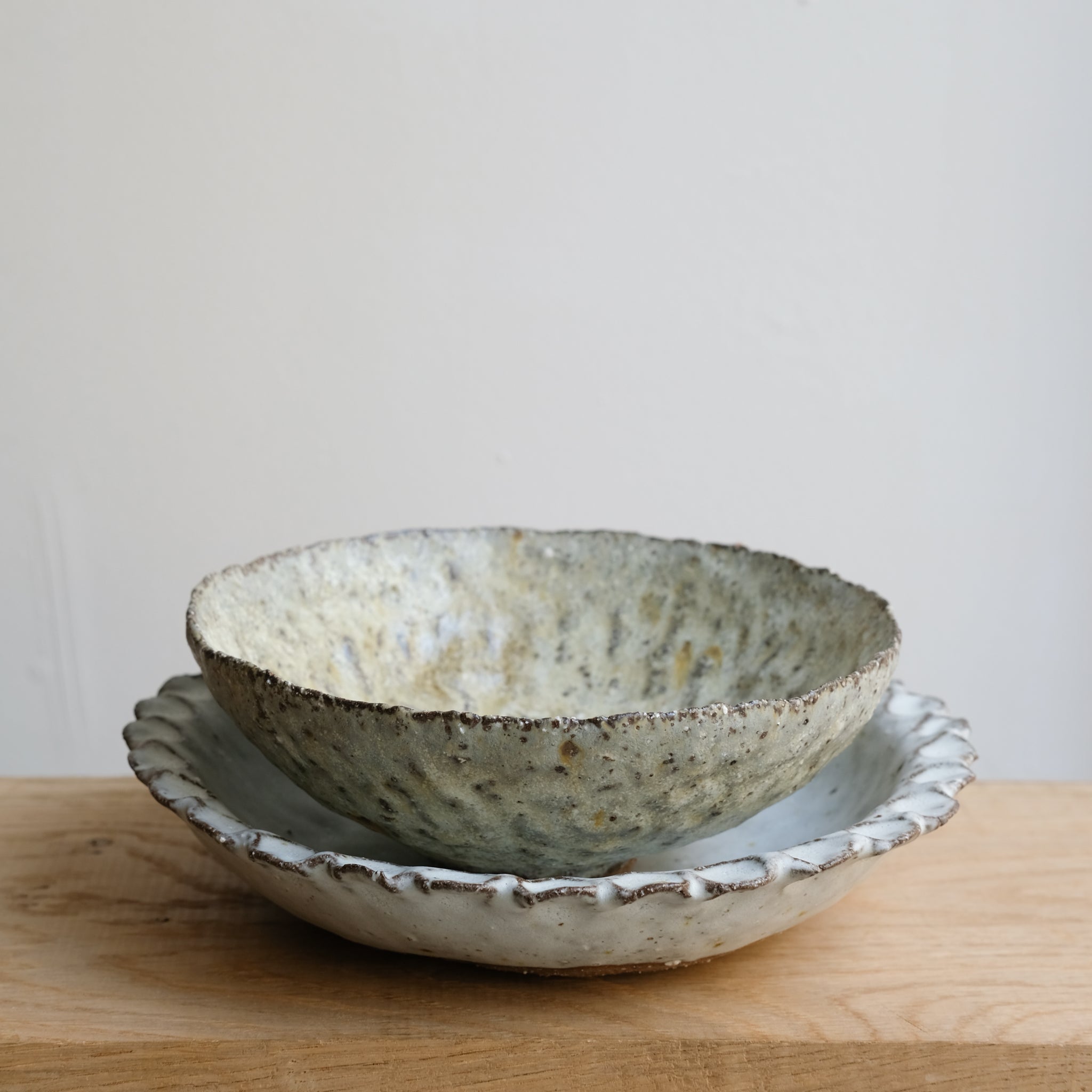 Assiette creuse en terre recoltée D 22cm - blanc mat blanc mat par Potry chez Brutal Ceramics