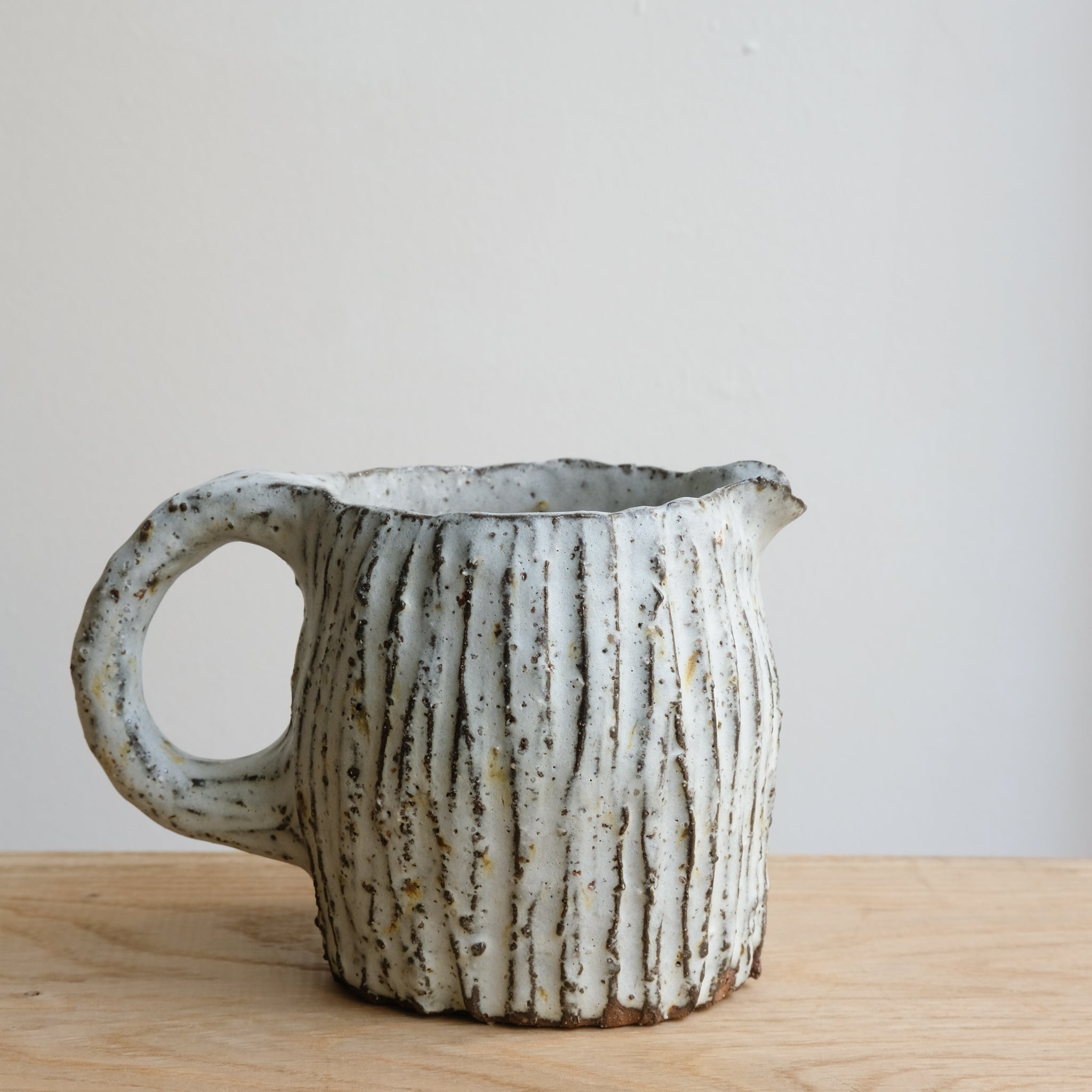 Pichet en terre recoltée 550 ml - blanc mat texturé par Potry chez Brutal Ceramics