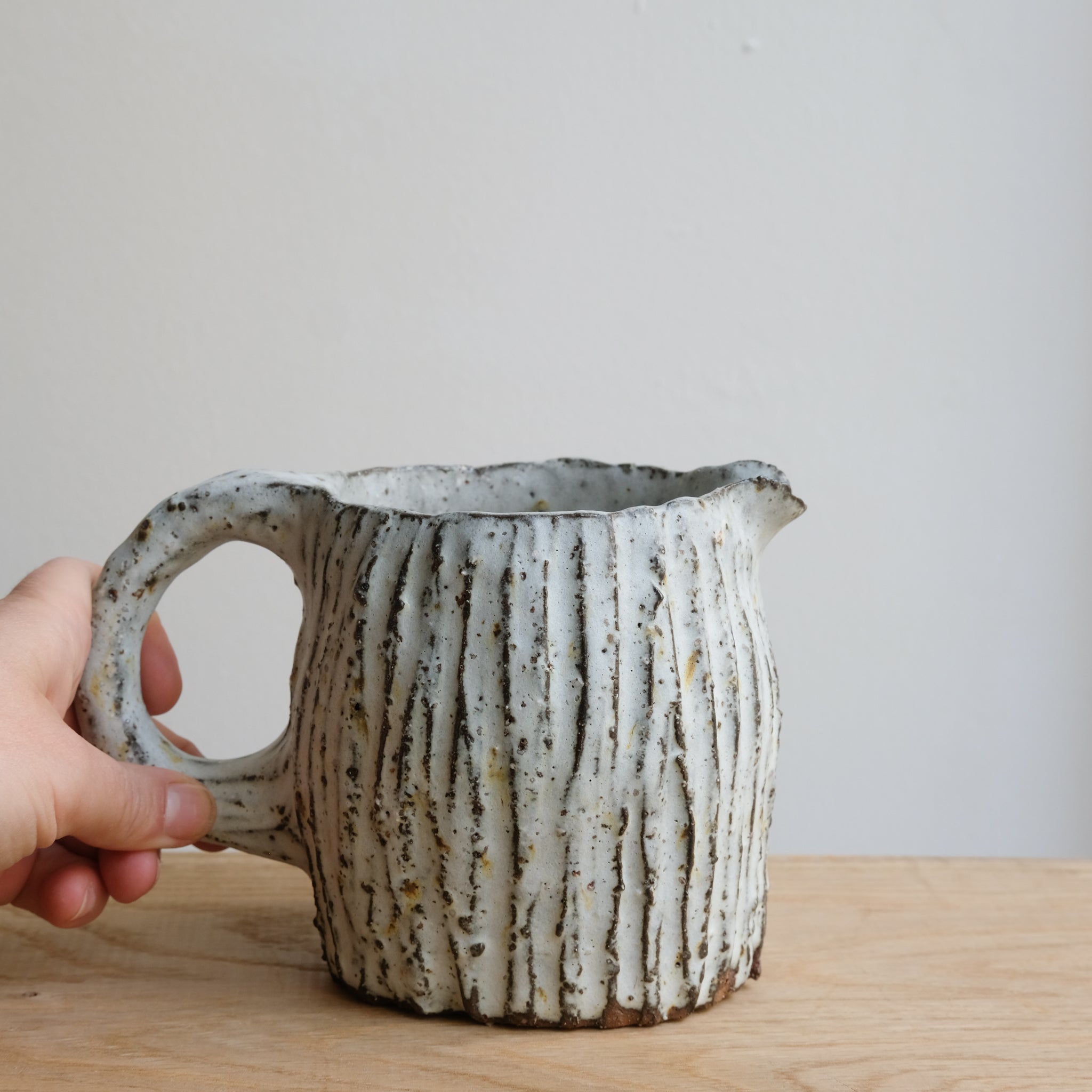 Pichet en terre recoltée 550 ml - blanc mat texturé par Potry chez Brutal Ceramics