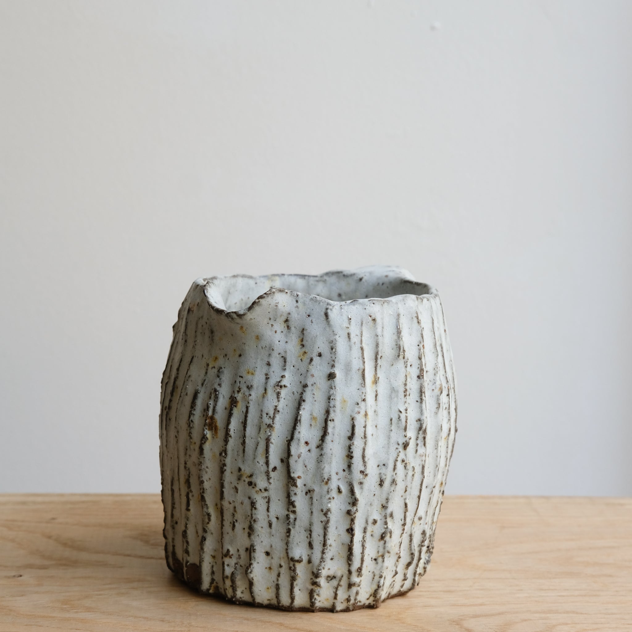 Pichet en terre recoltée 550 ml - blanc mat texturé par Potry chez Brutal Ceramics