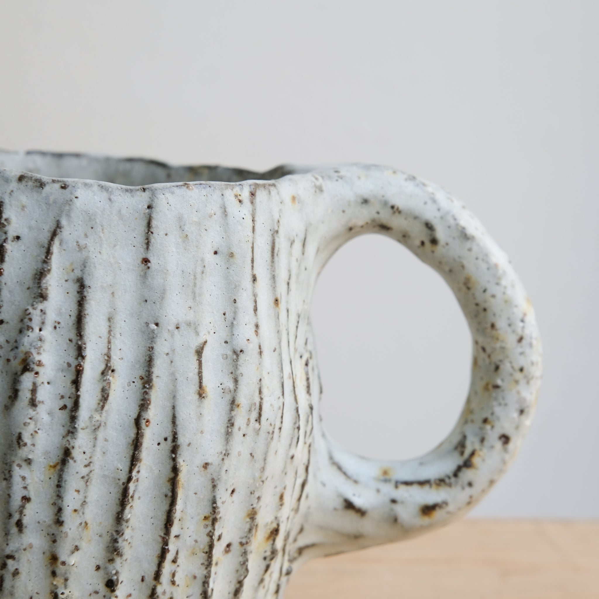 Pichet en terre recoltée 550 ml - blanc mat texturé par Potry chez Brutal Ceramics