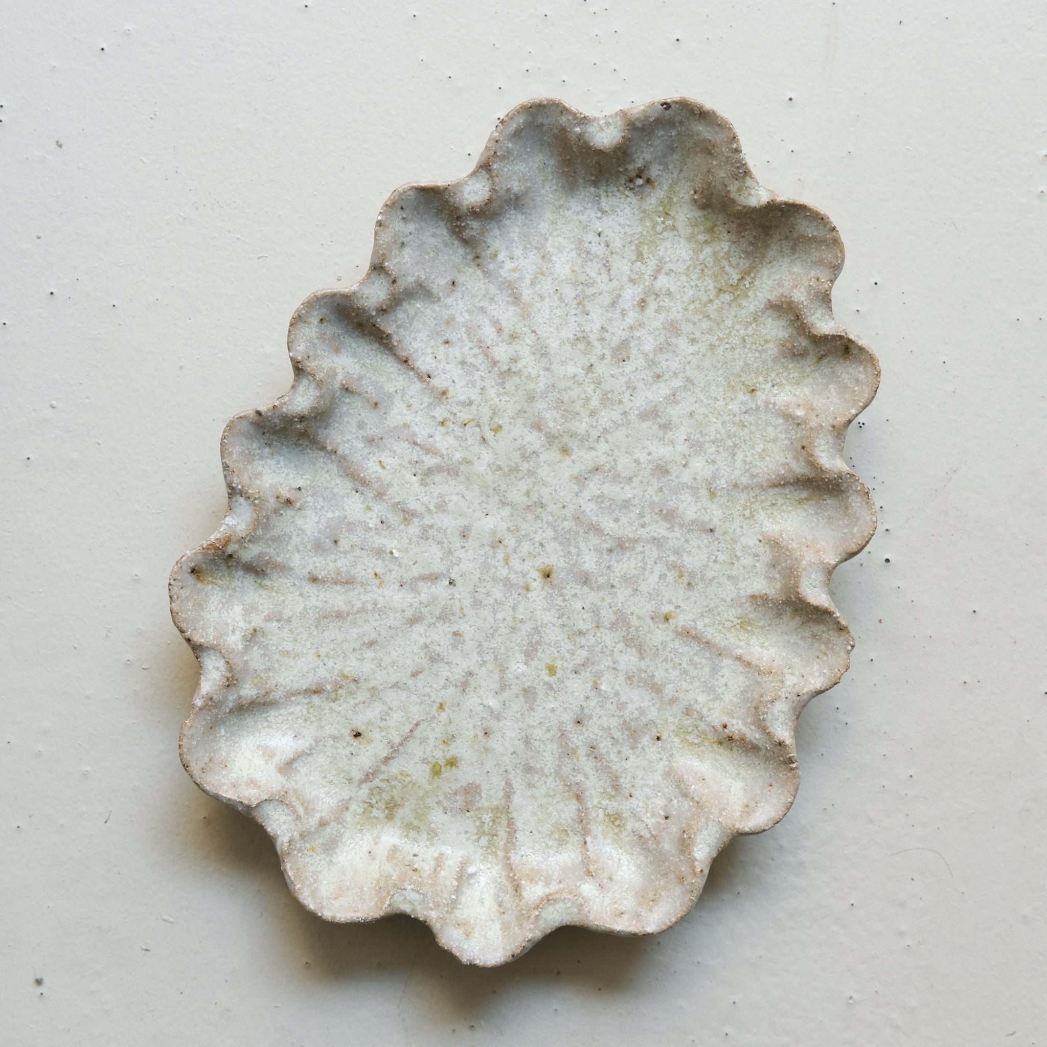 Plat en terre recoltée L26cm - blanc vert pale par Potry chez Brutal Ceramics