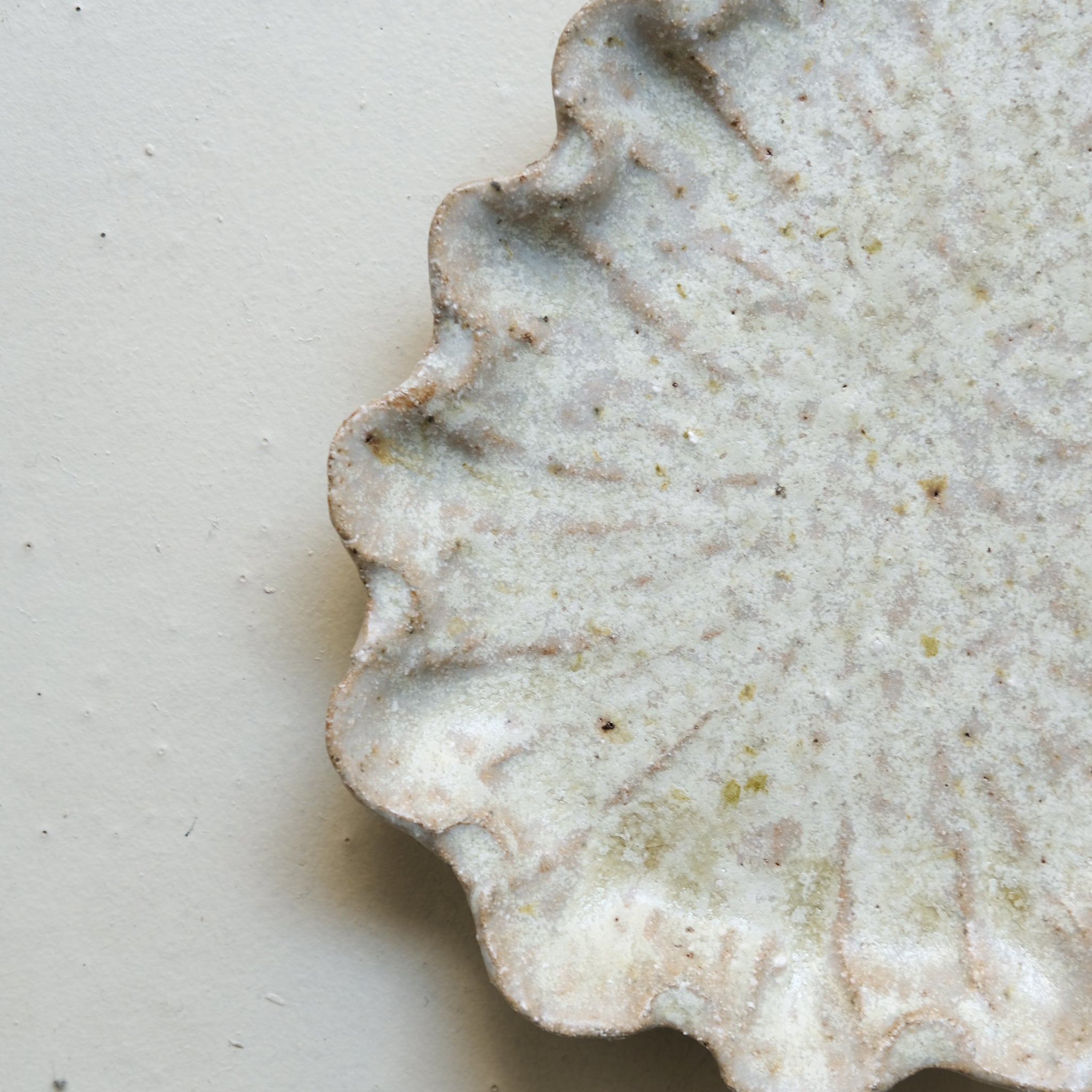 Plat en terre recoltée L26cm - blanc vert pale par Potry chez Brutal Ceramics