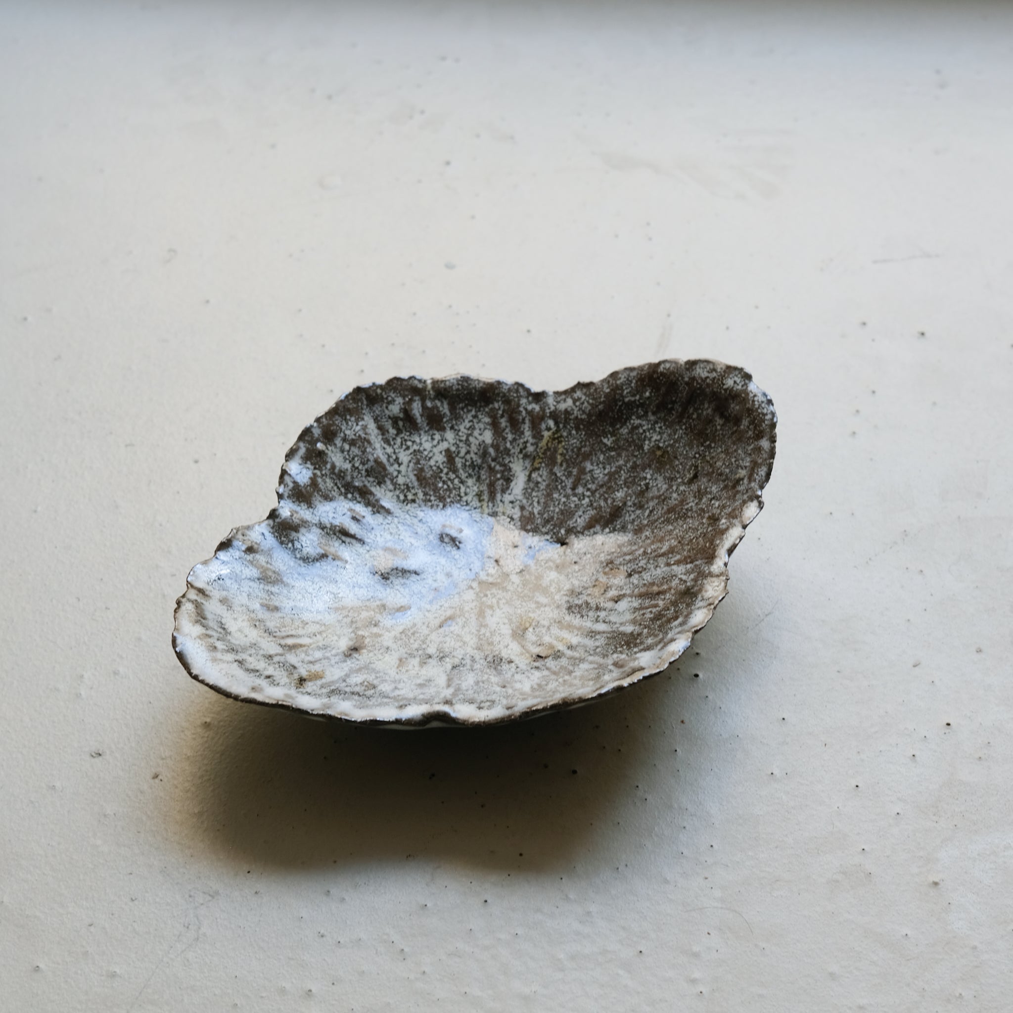 Assiette nénuphar L 20cm - brun blanc cuisson feu de Potry chez Brutal Ceramics