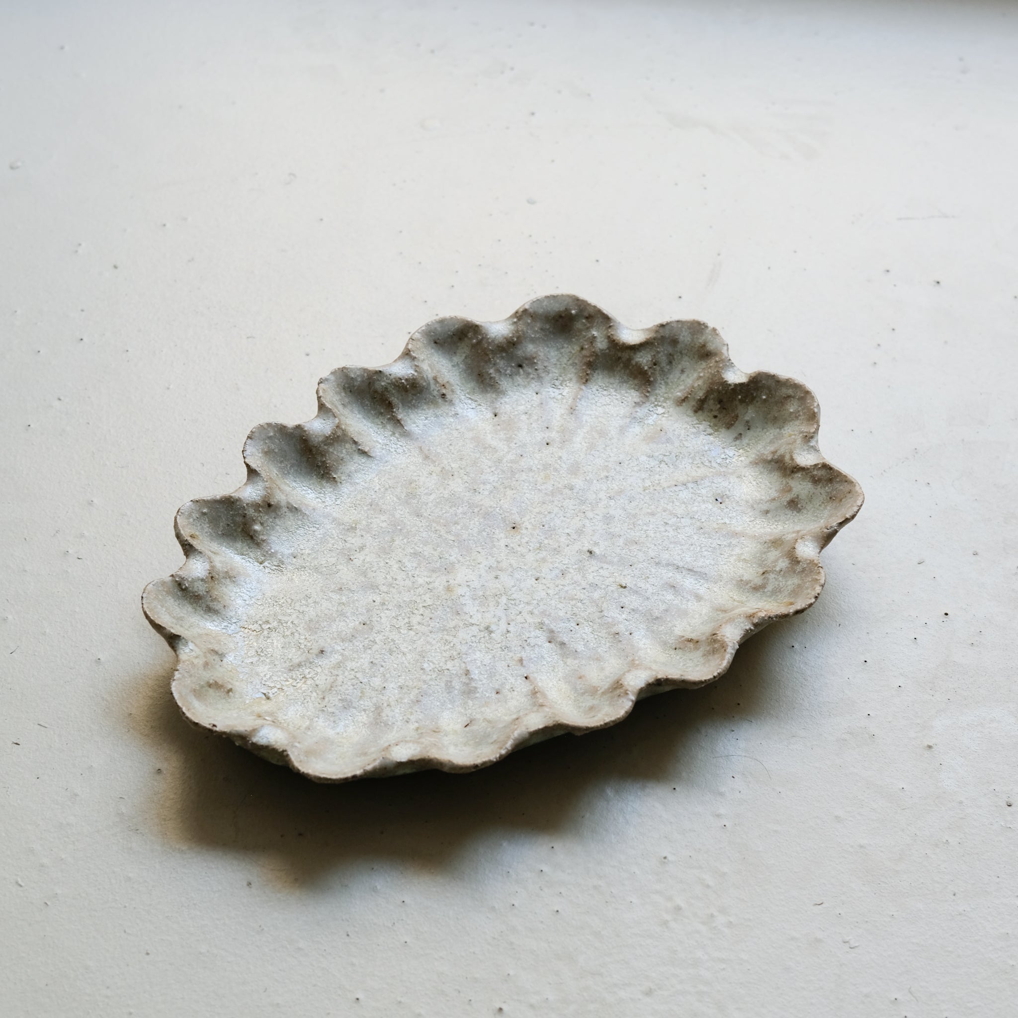 Plat en terre recoltée L26cm - blanc vert pale par Potry chez Brutal Ceramics
