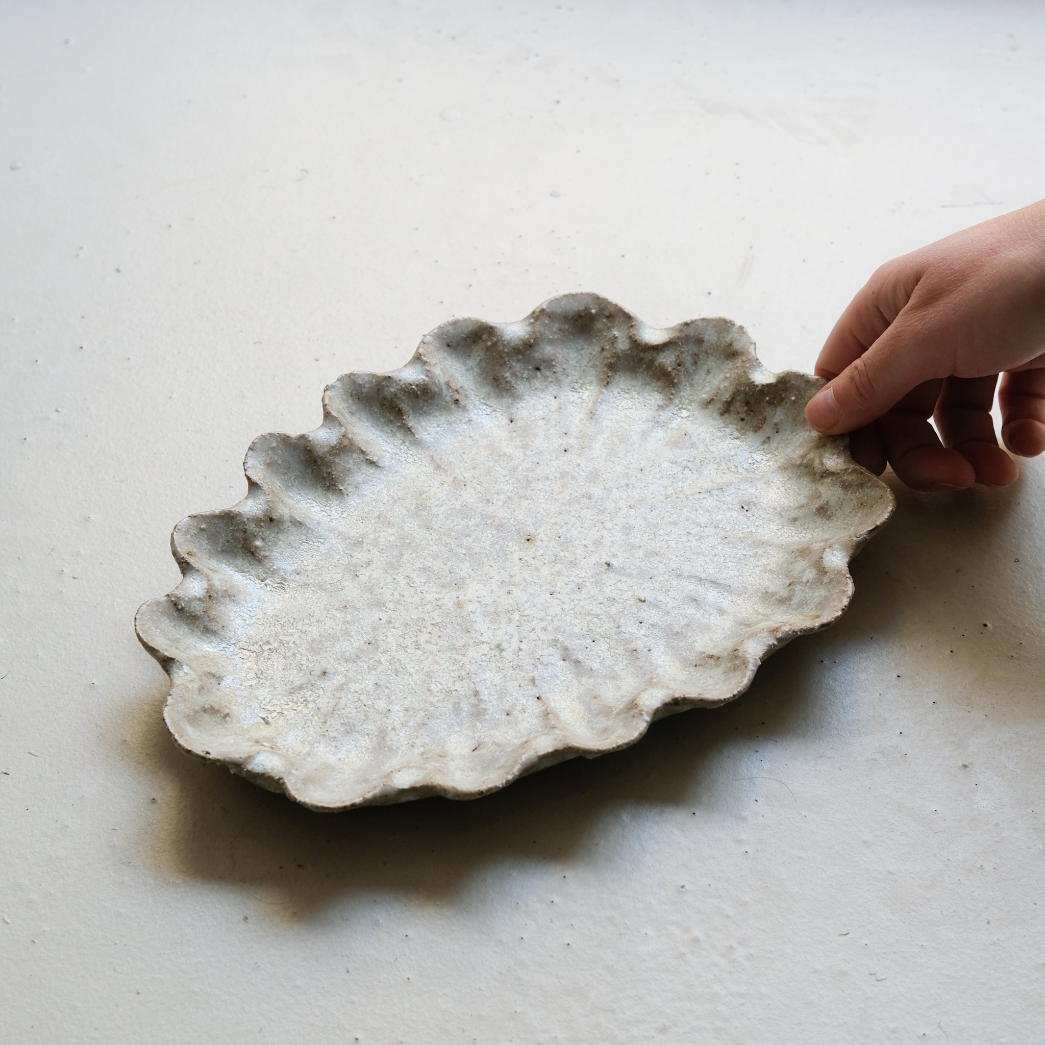 Plat en terre recoltée L26cm - blanc vert pale par Potry chez Brutal Ceramics