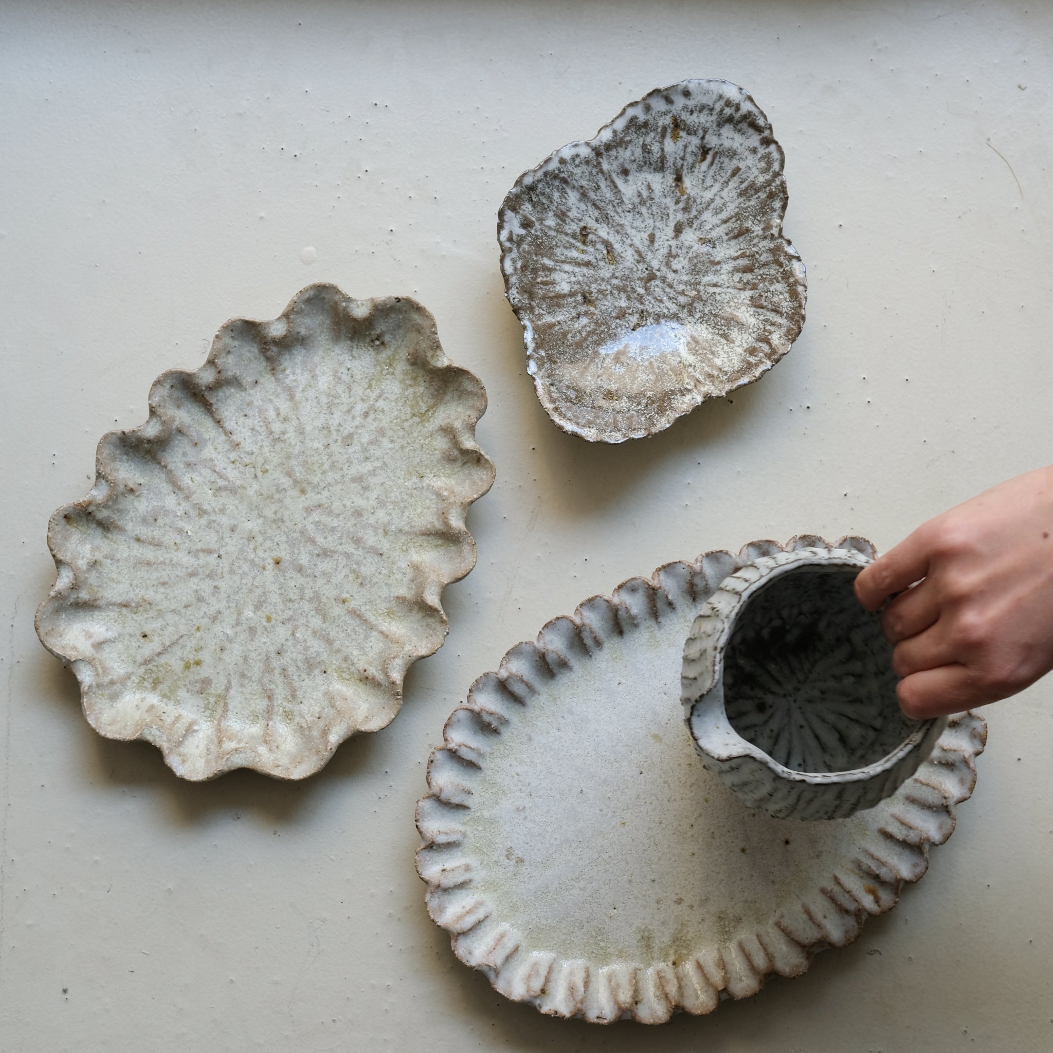 Assiette nénuphar L 20cm - brun blanc cuisson feu de Potry chez Brutal Ceramics