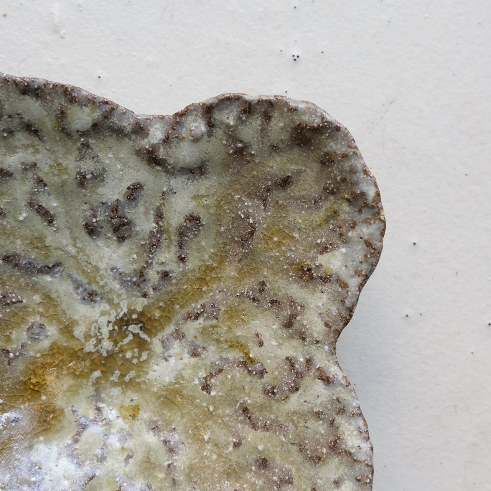 Assiette nénuphar en terre recoltée L 17,5cm - vert brun par Potry chez Brutal Ceramics
