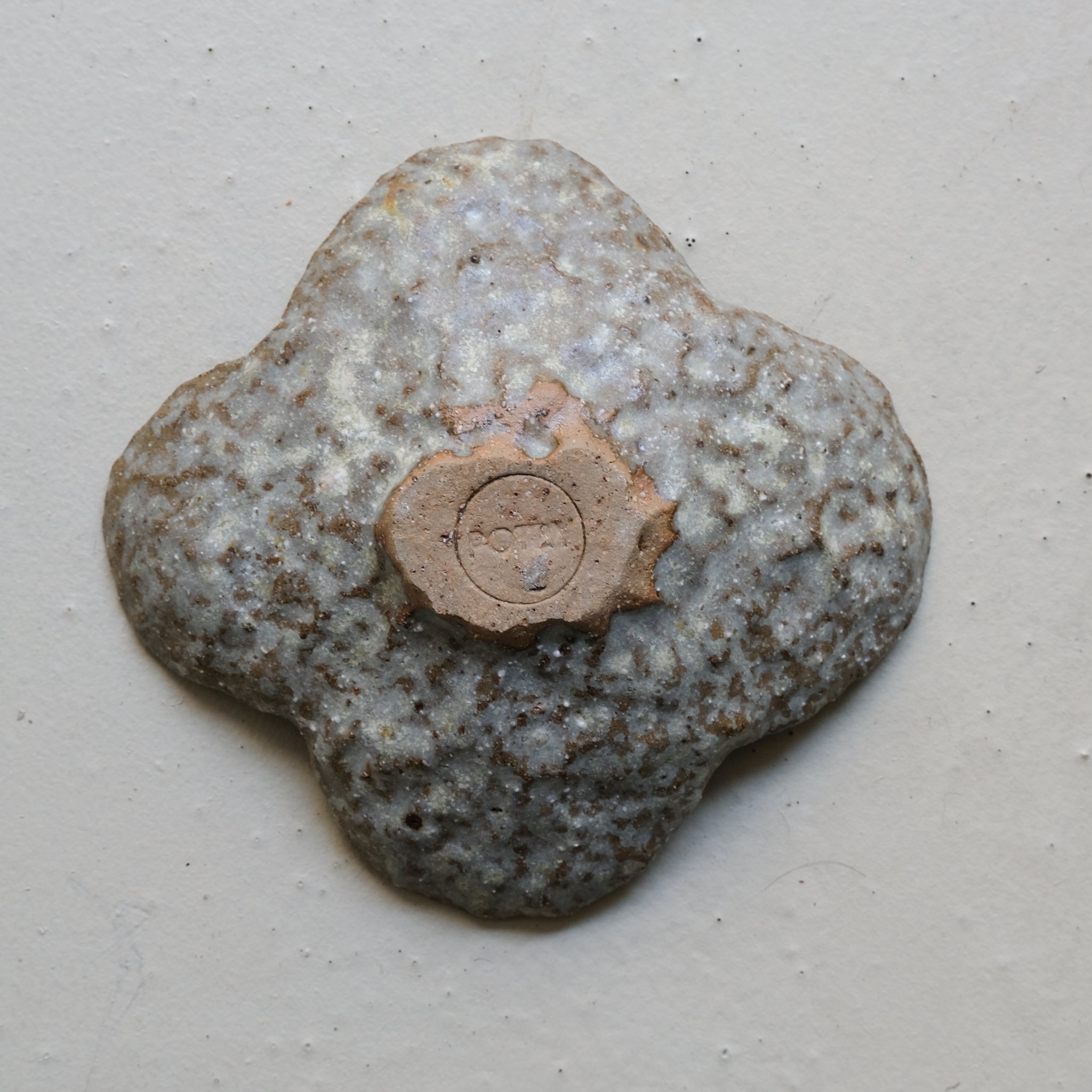 Assiette nénuphar en terre recoltée L 17,5cm - vert brun par Potry chez Brutal Ceramics