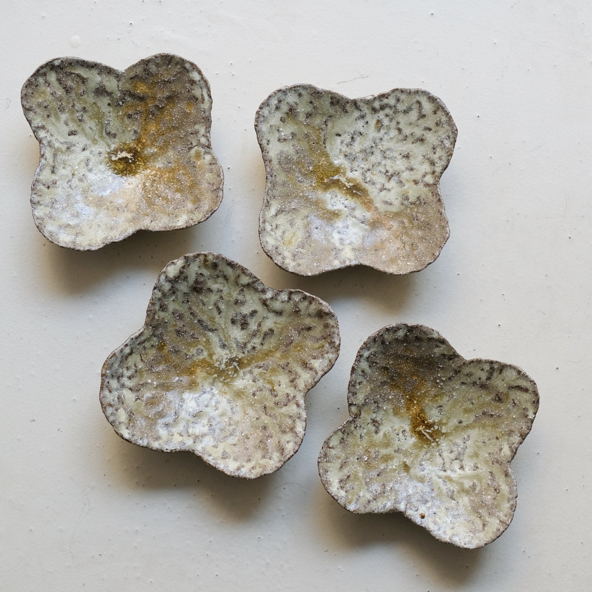 Assiette nénuphar en terre recoltée L 17,5cm - vert brun par Potry chez Brutal Ceramics