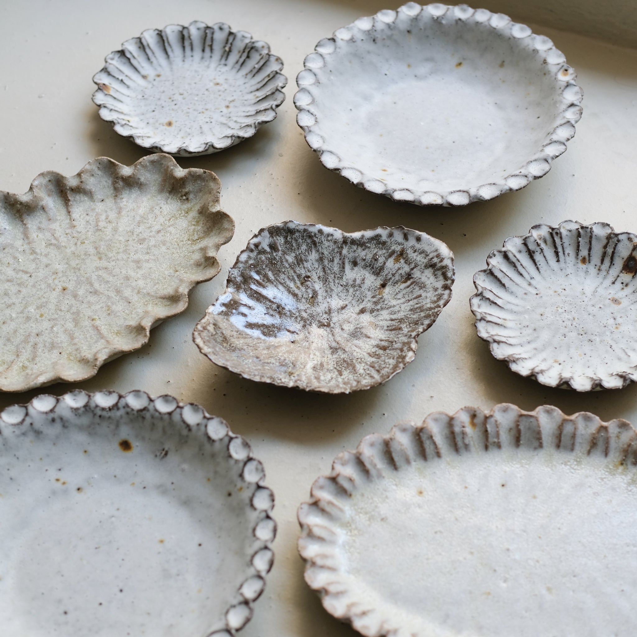 Assiette nénuphar L 20cm - brun blanc cuisson feu de Potry chez Brutal Ceramics