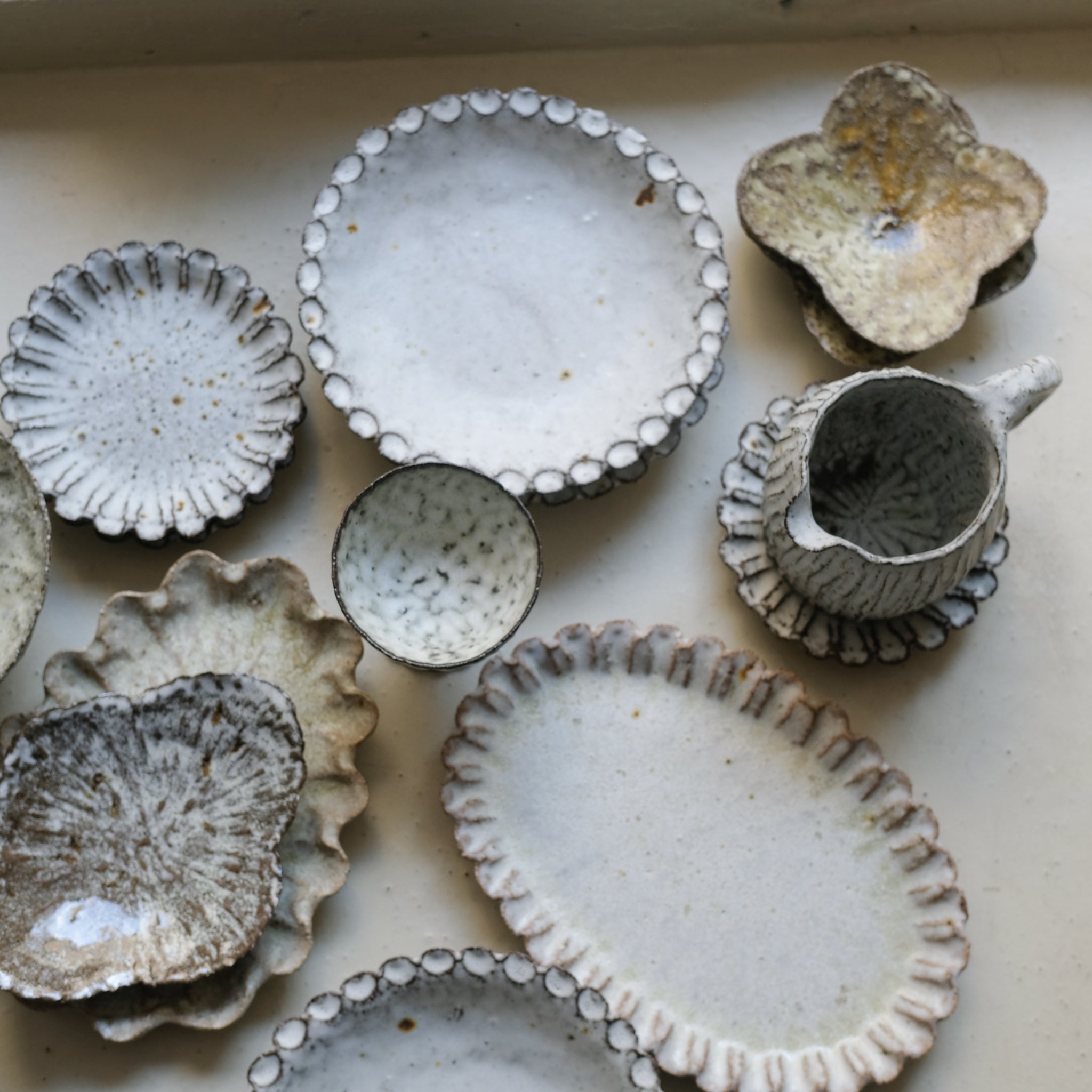 Pichet en terre recoltée 550 ml - blanc mat texturé par Potry chez Brutal Ceramics