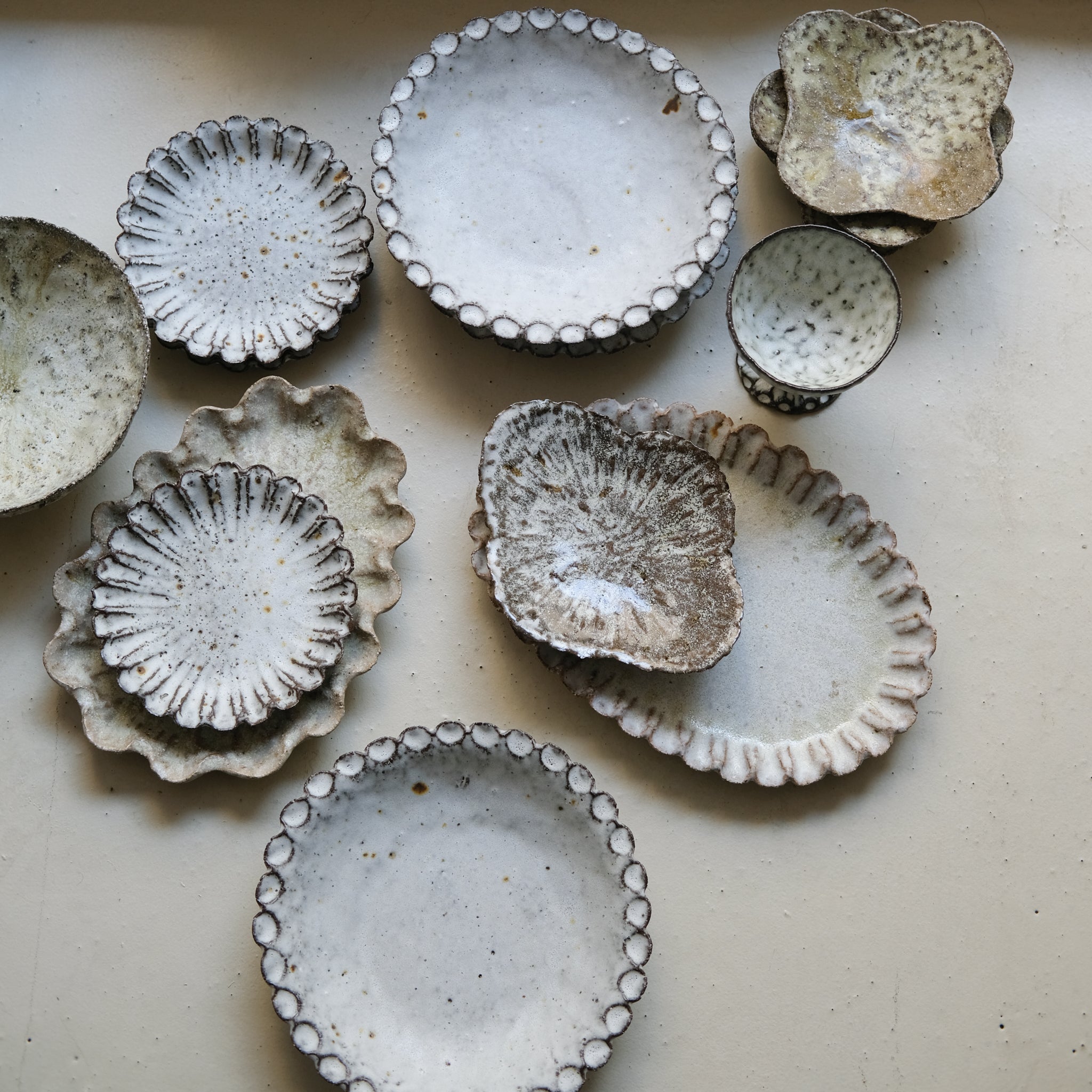 Assiette nénuphar L 20cm - brun blanc cuisson feu de Potry chez Brutal Ceramics