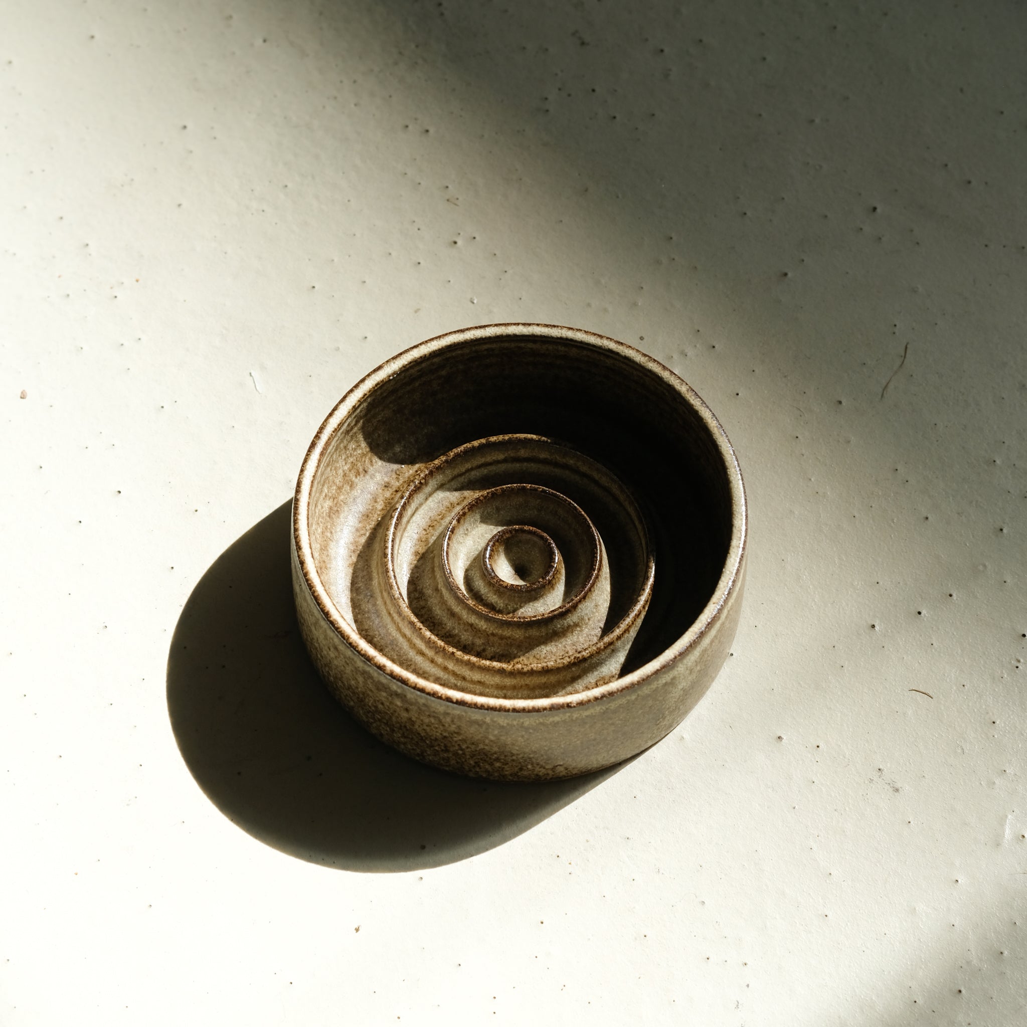 Porte savon en grès D 10,5cm - brun de Viki Weiland chez Brutal Ceramics