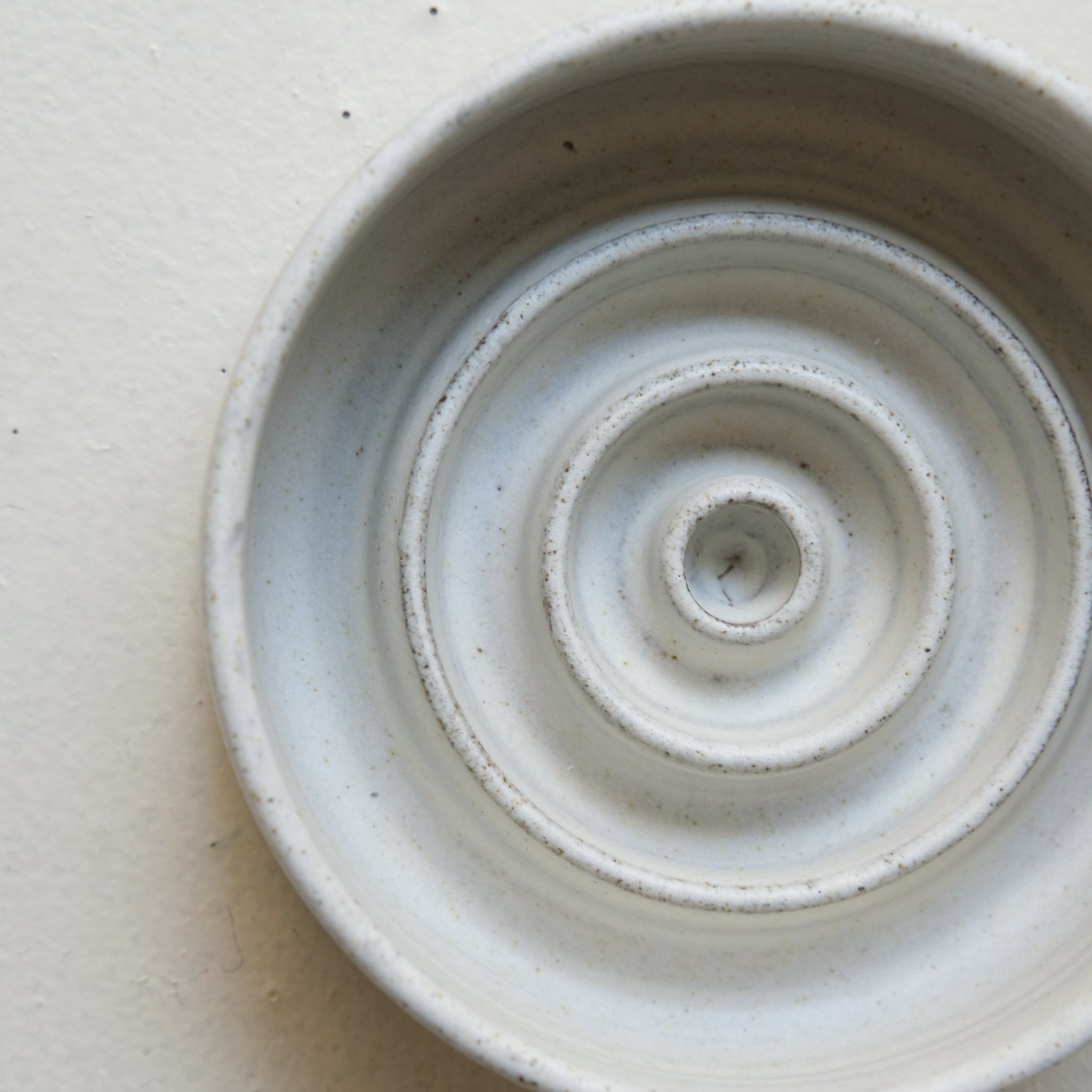Porte savon en grès D 10,5cm - blanc gris de Viki Weiland chez Brutal Ceramics