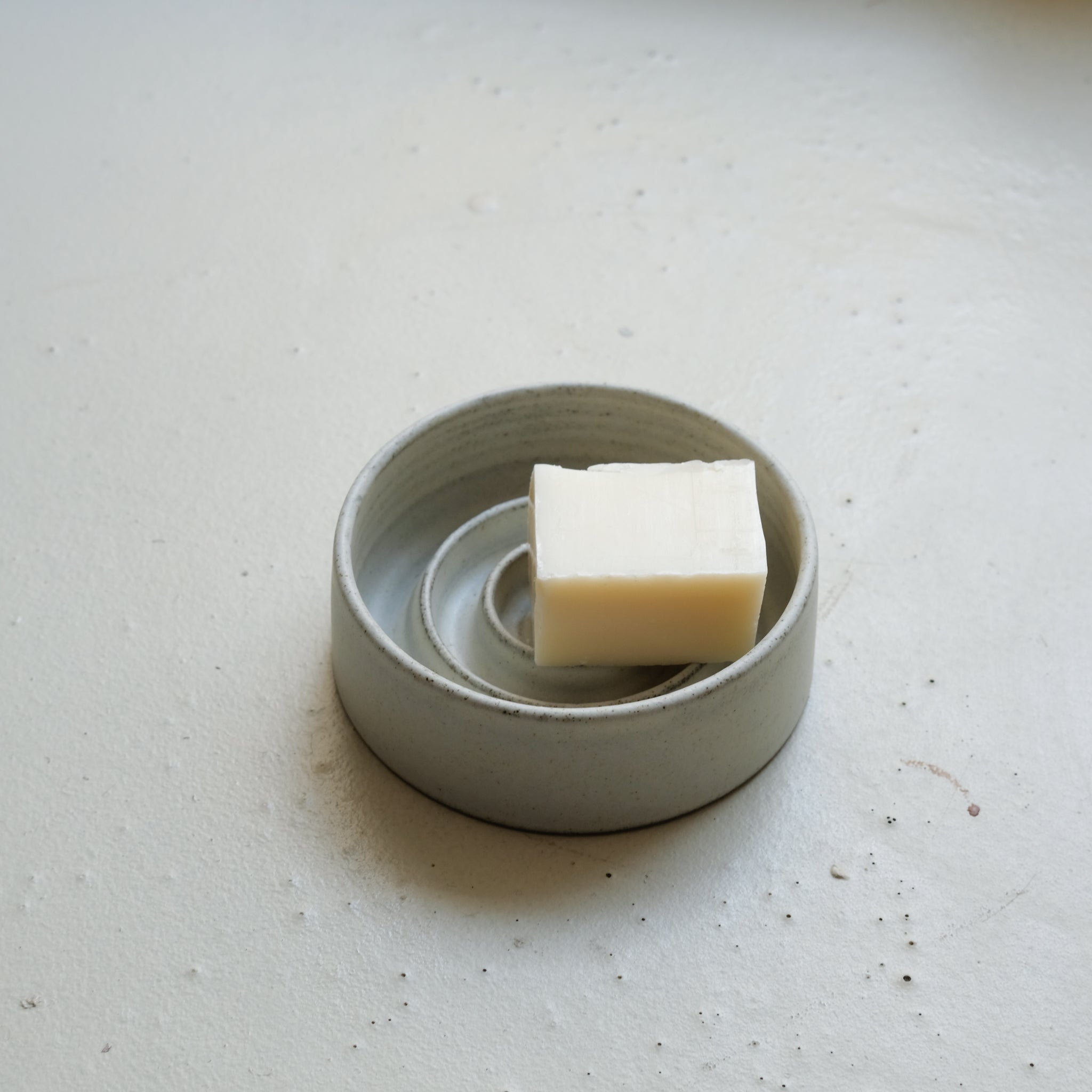 Porte savon en grès D 10,5cm - blanc gris de Viki Weiland chez Brutal Ceramics