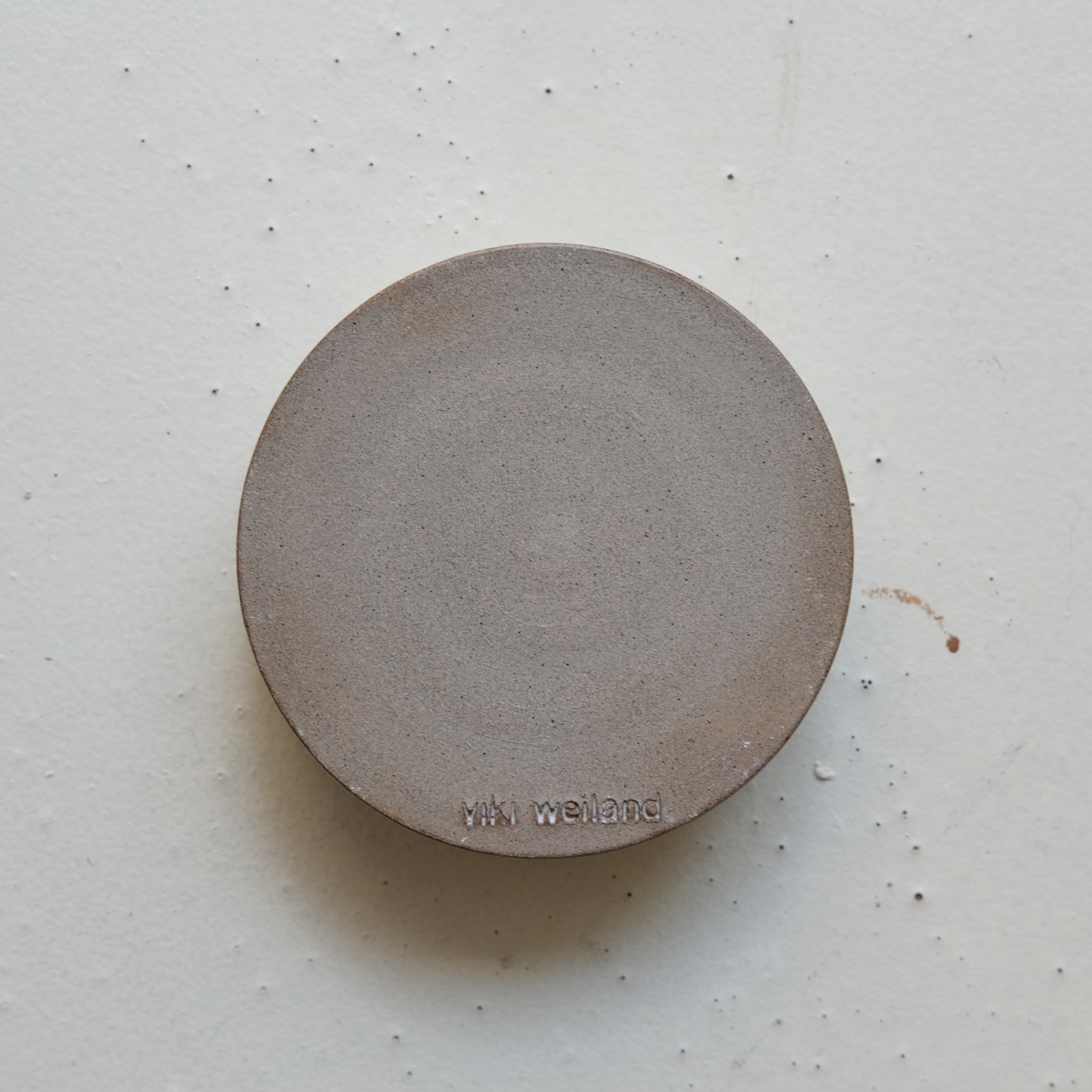 Porte savon en grès D 10,5cm - blanc gris de Viki Weiland chez Brutal Ceramics