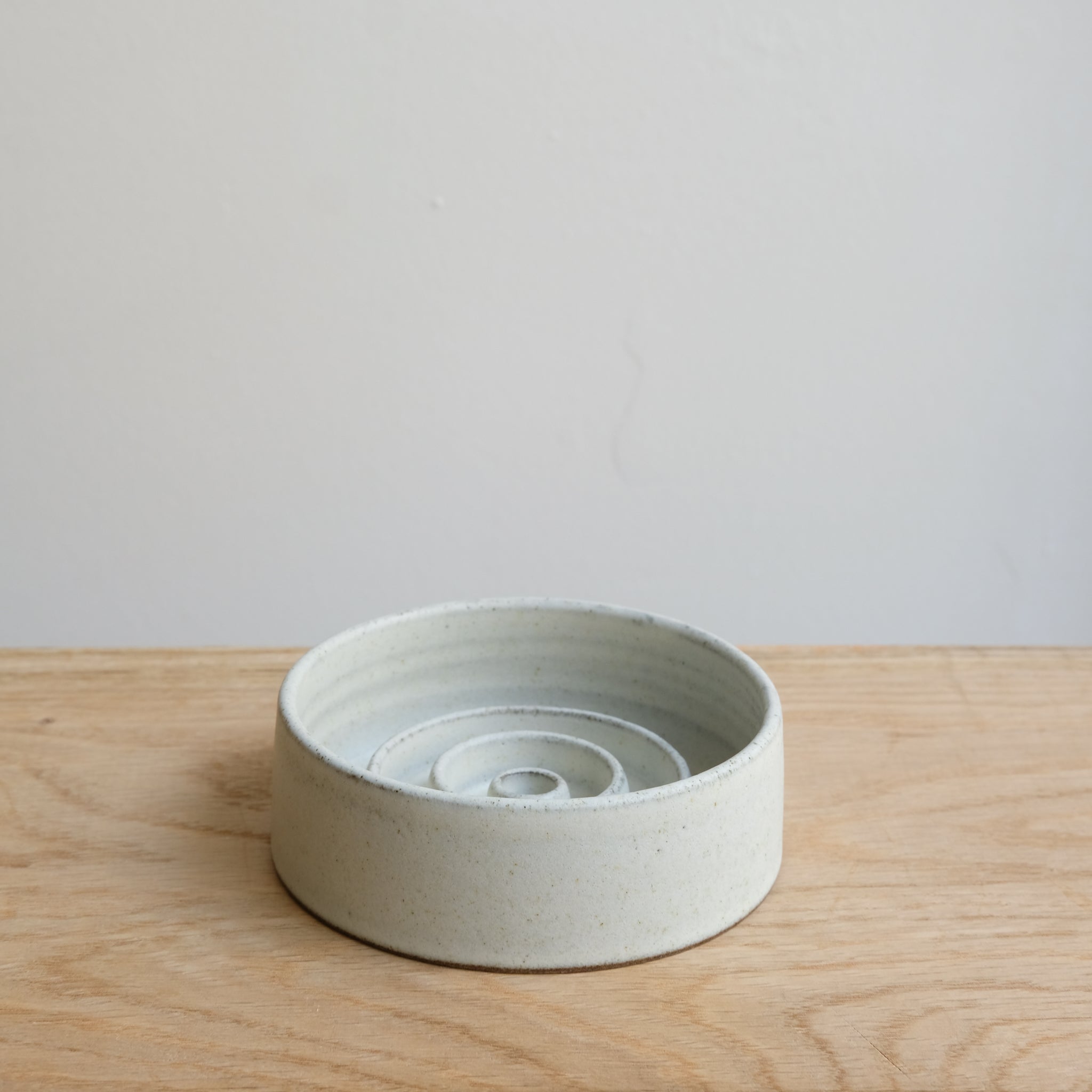 Porte savon en grès D 10,5cm - blanc gris de Viki Weiland chez Brutal Ceramics