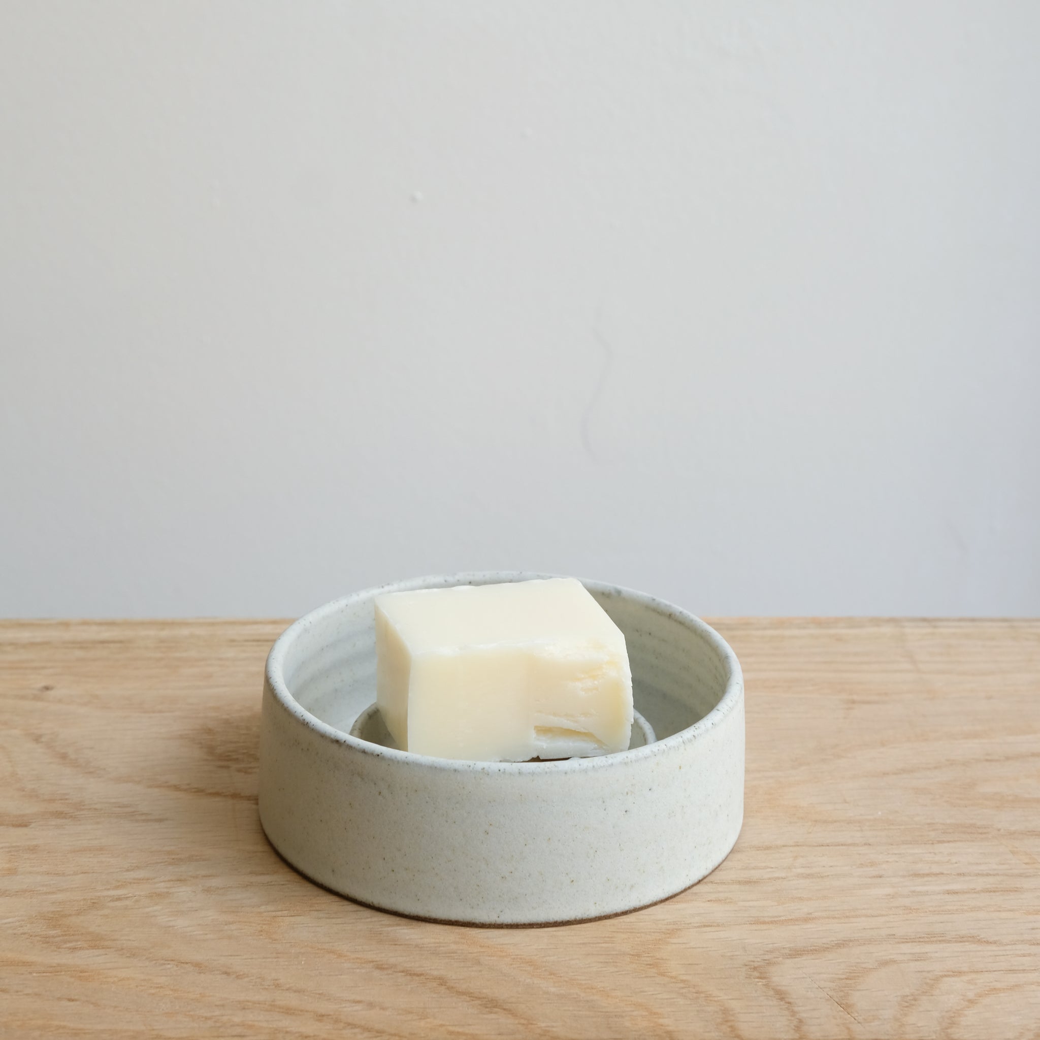Porte savon en grès D 10,5cm - blanc gris de Viki Weiland chez Brutal Ceramics