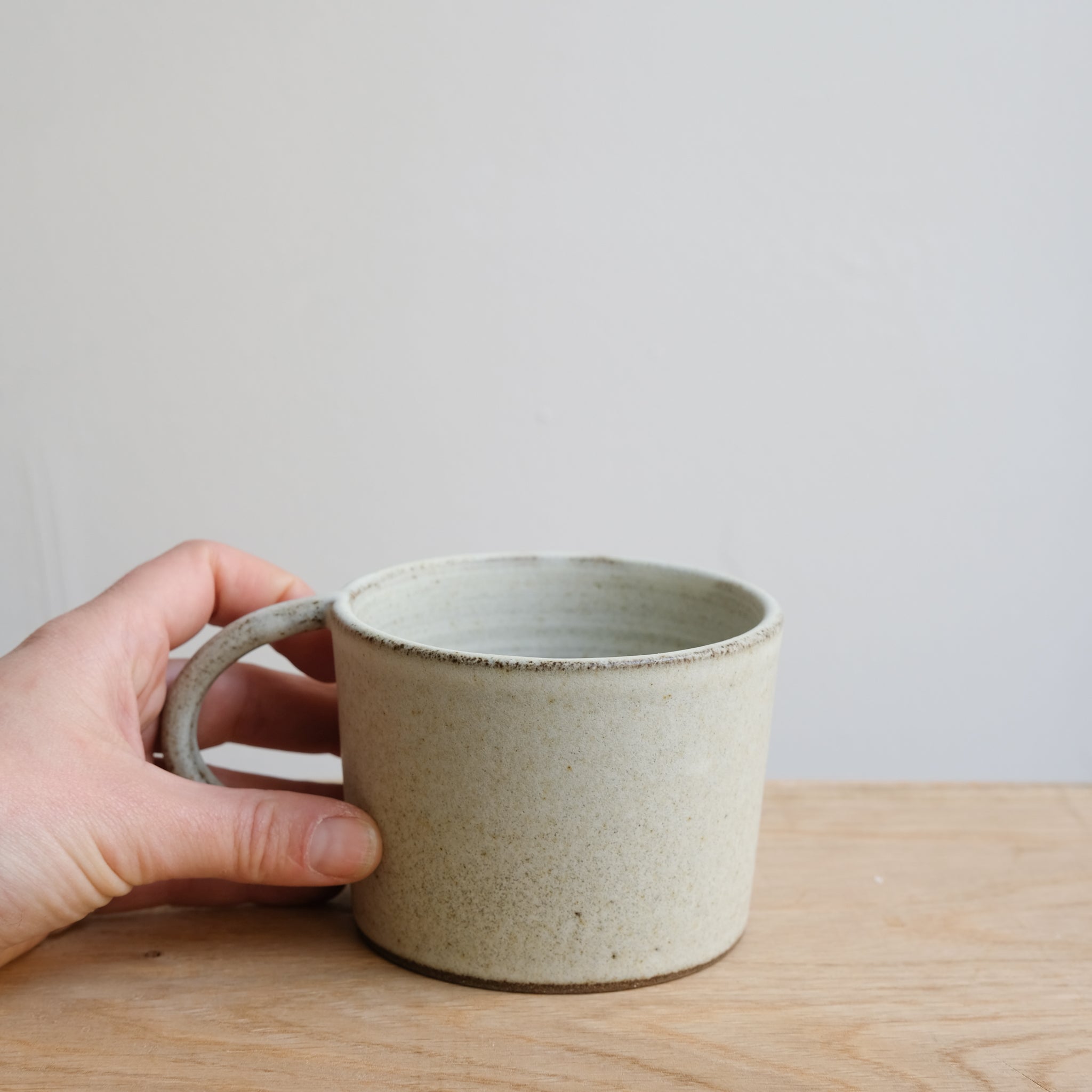 Mug en grès 290ml - blanc gris de Viki Weiland chez Brutal Ceramics