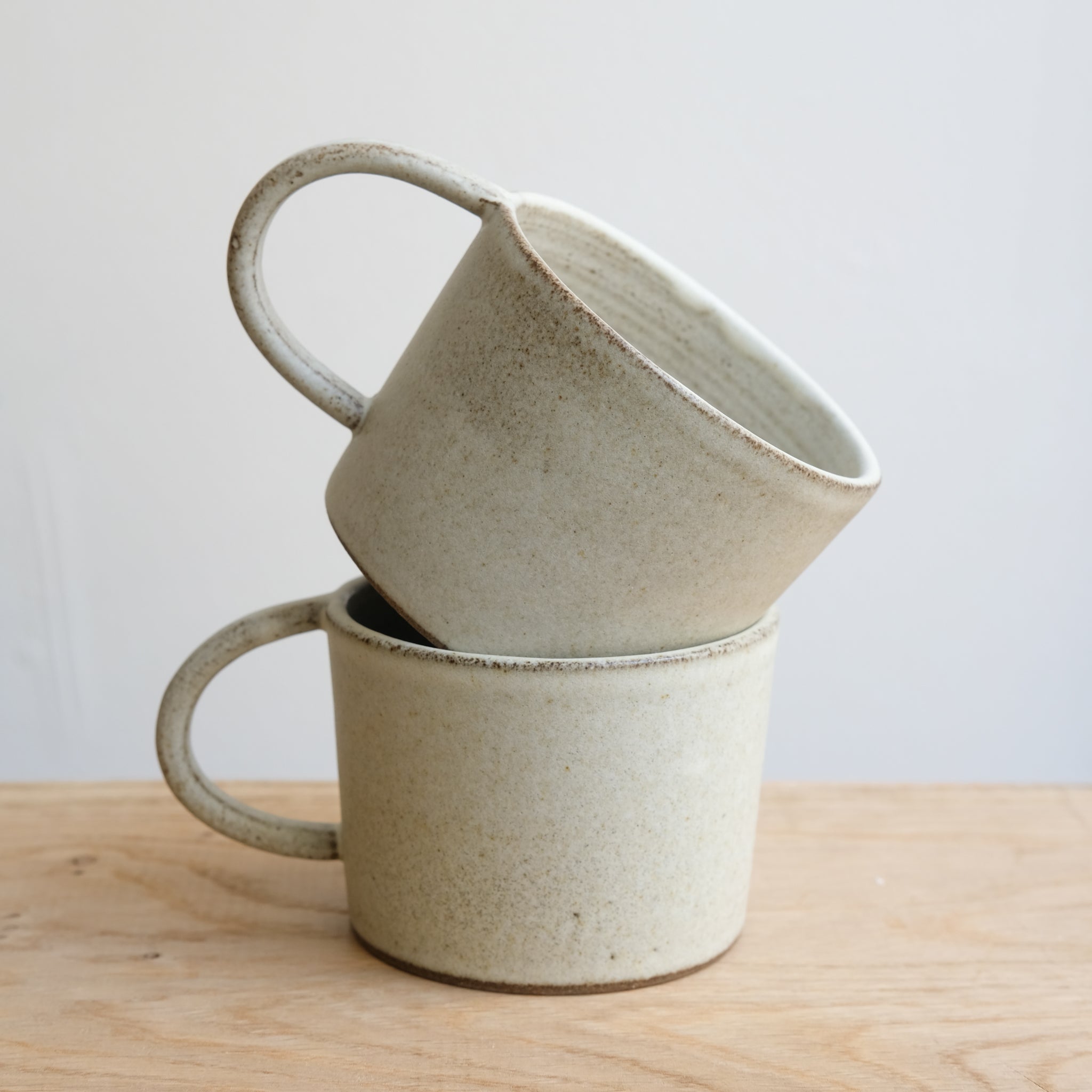 Mug en grès 290ml - blanc gris de Viki Weiland chez Brutal Ceramics