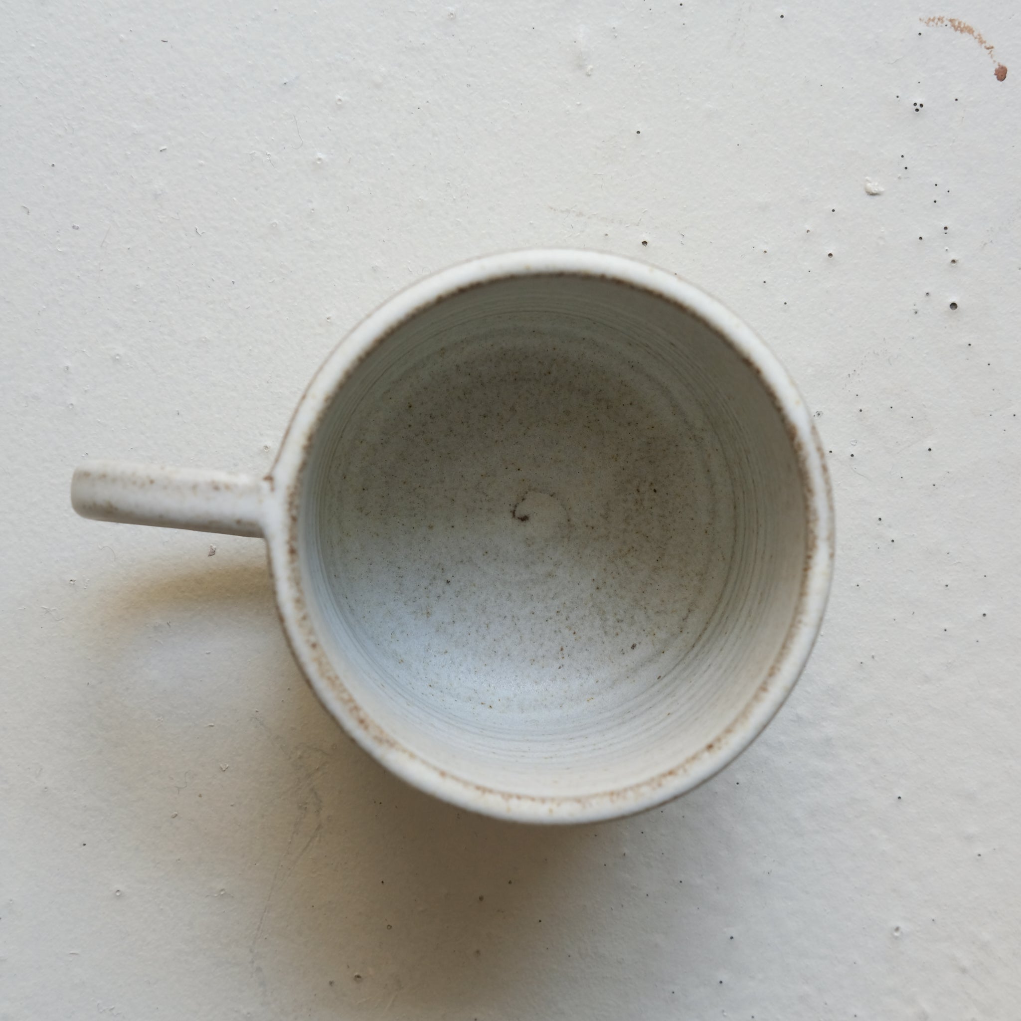 Mug en grès 290ml - blanc gris de Viki Weiland chez Brutal Ceramics