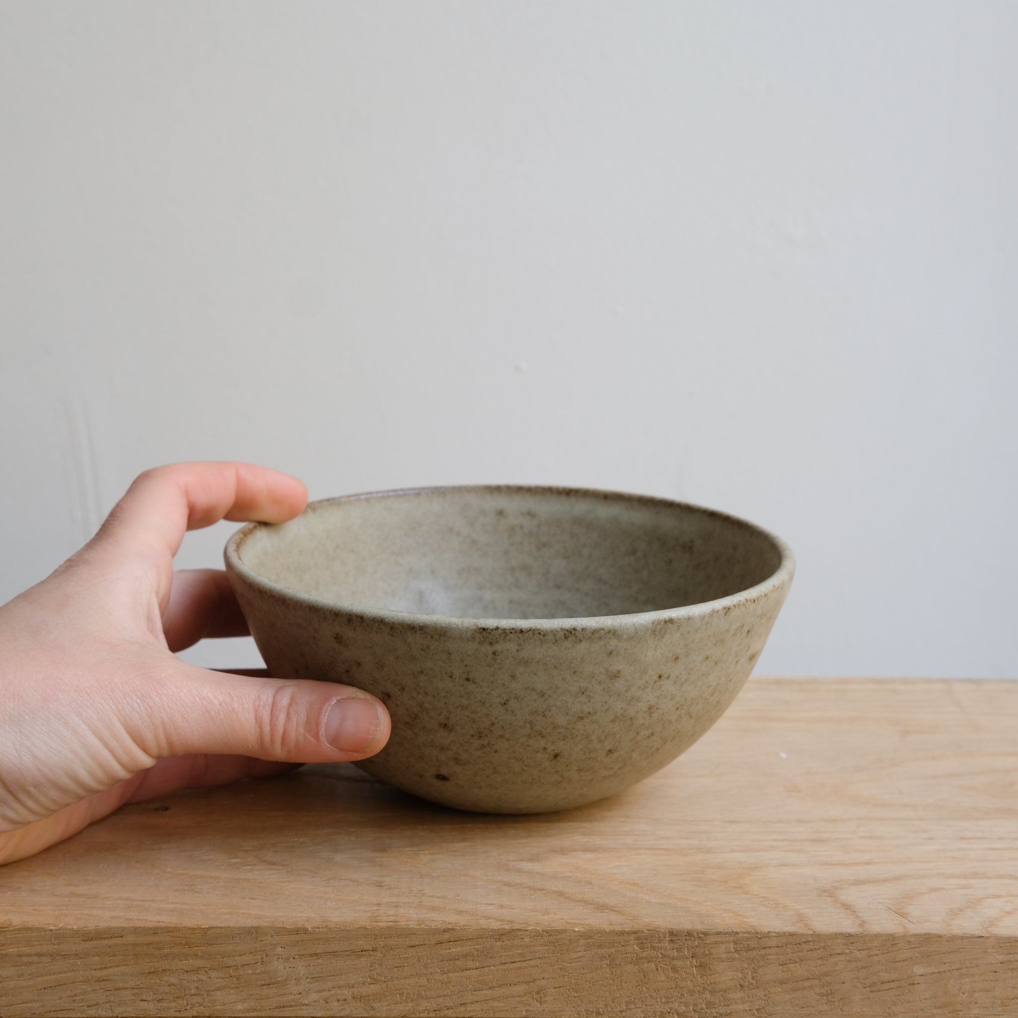 Bol en grès D 15cm - brun de Viki Weiland chez Brutal Ceramics