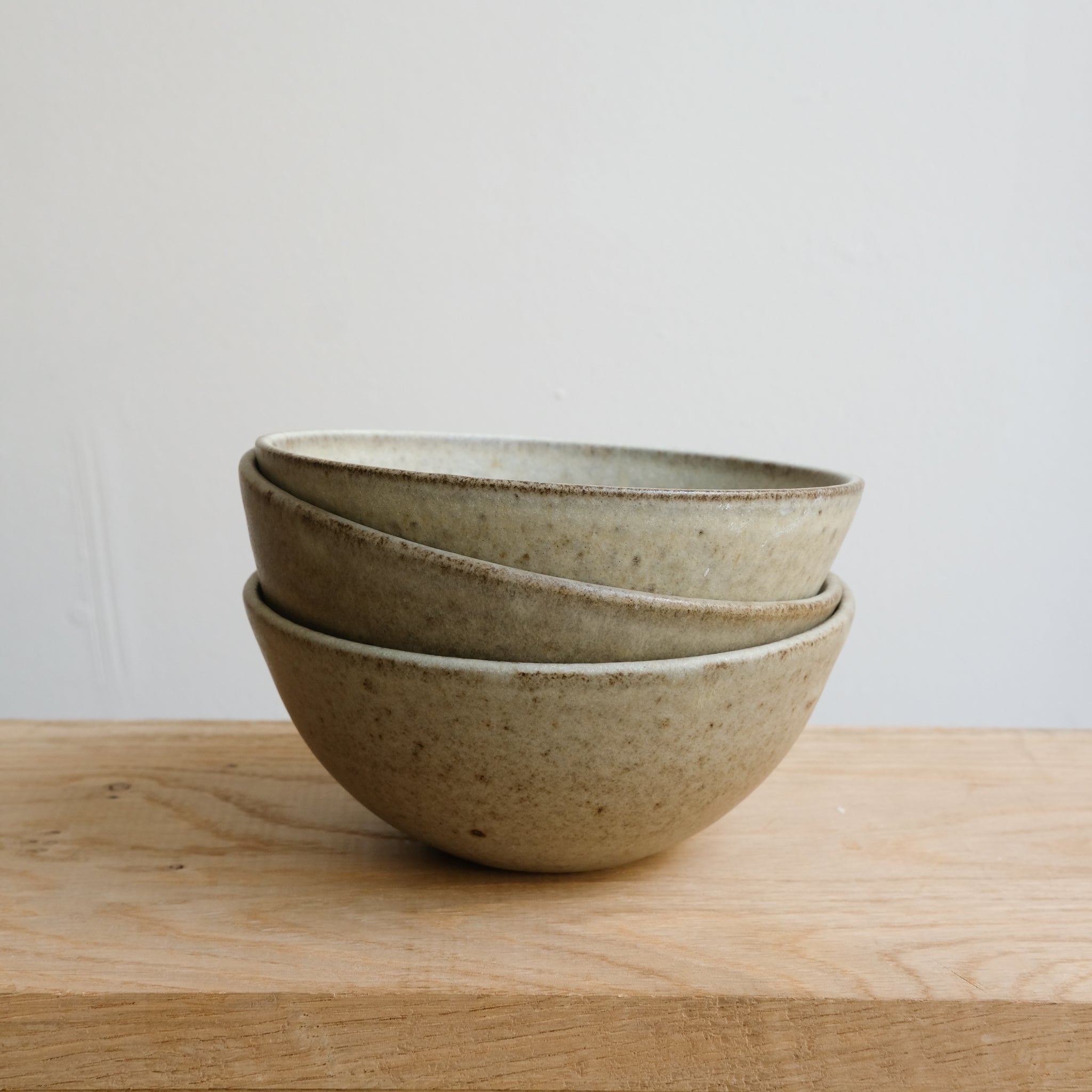 Bol en grès D 15cm - brun de Viki Weiland chez Brutal Ceramics