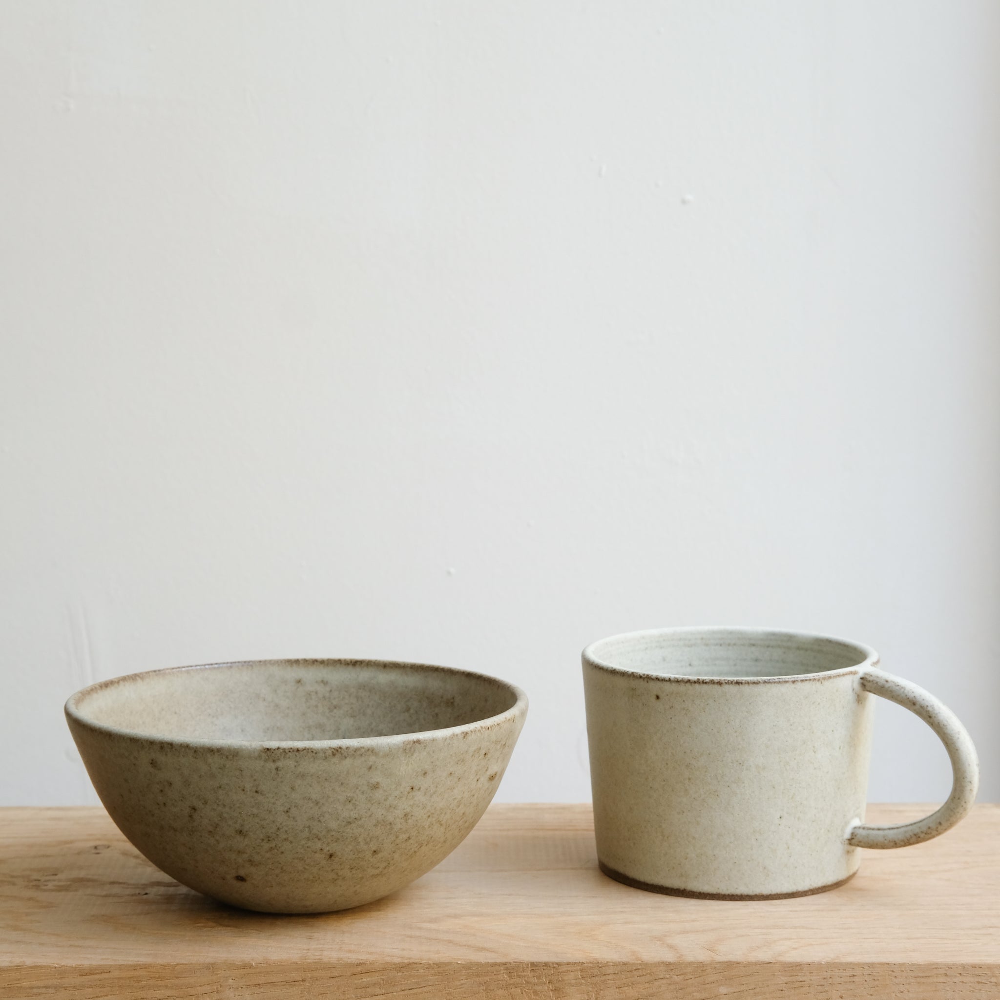Mug en grès 290ml - blanc gris de Viki Weiland chez Brutal Ceramics