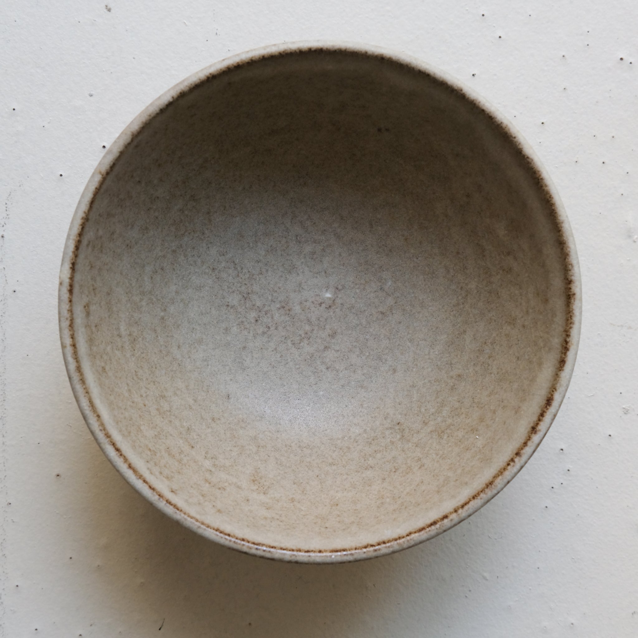 Bol en grès D 15cm - brun de Viki Weiland chez Brutal Ceramics