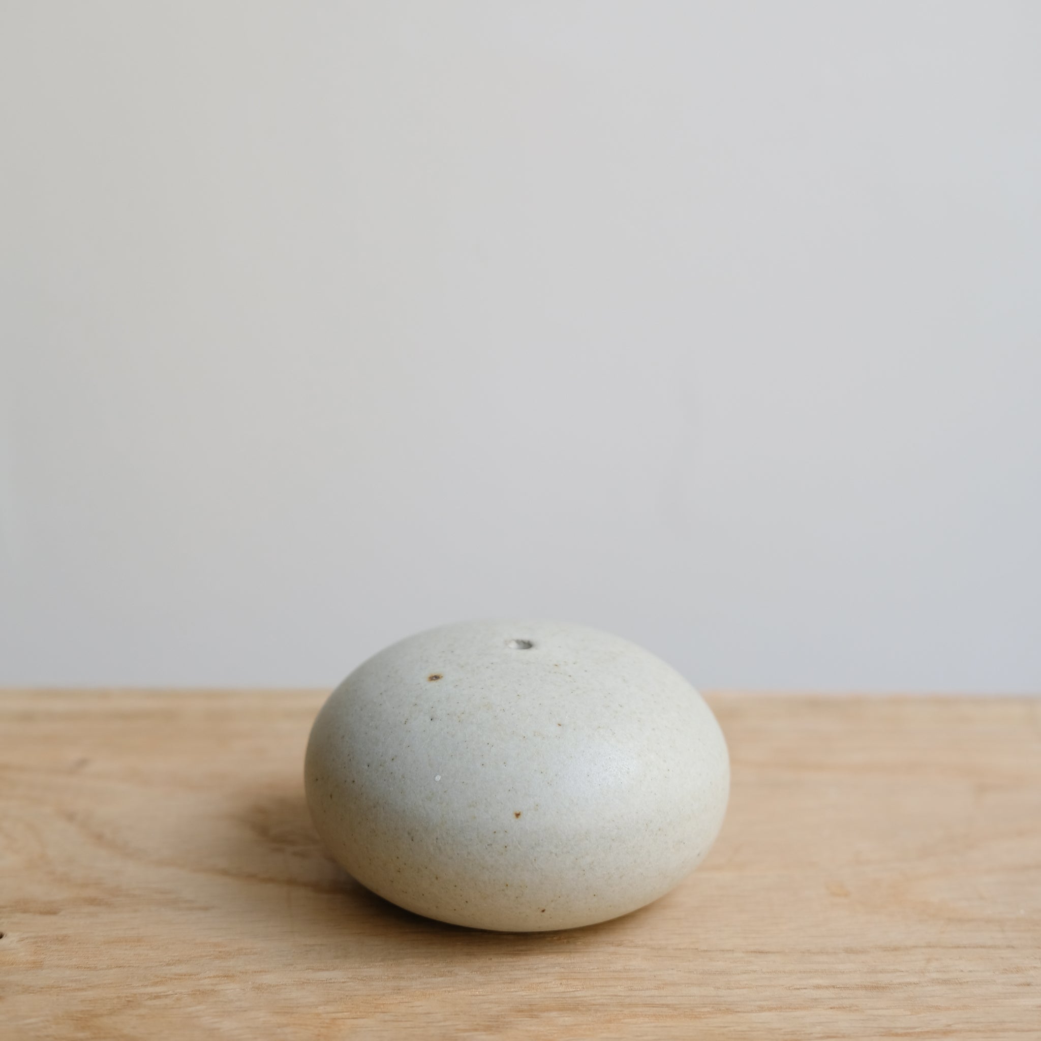 Vase en grès D 8,5cm - blanc gris de Viki Weiland chez Brutal Ceramics