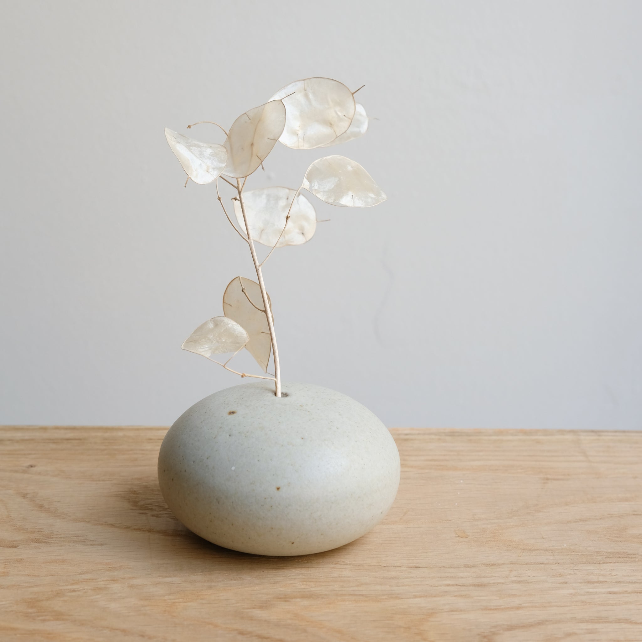 Vase en grès D 8,5cm - blanc gris de Viki Weiland chez Brutal Ceramics