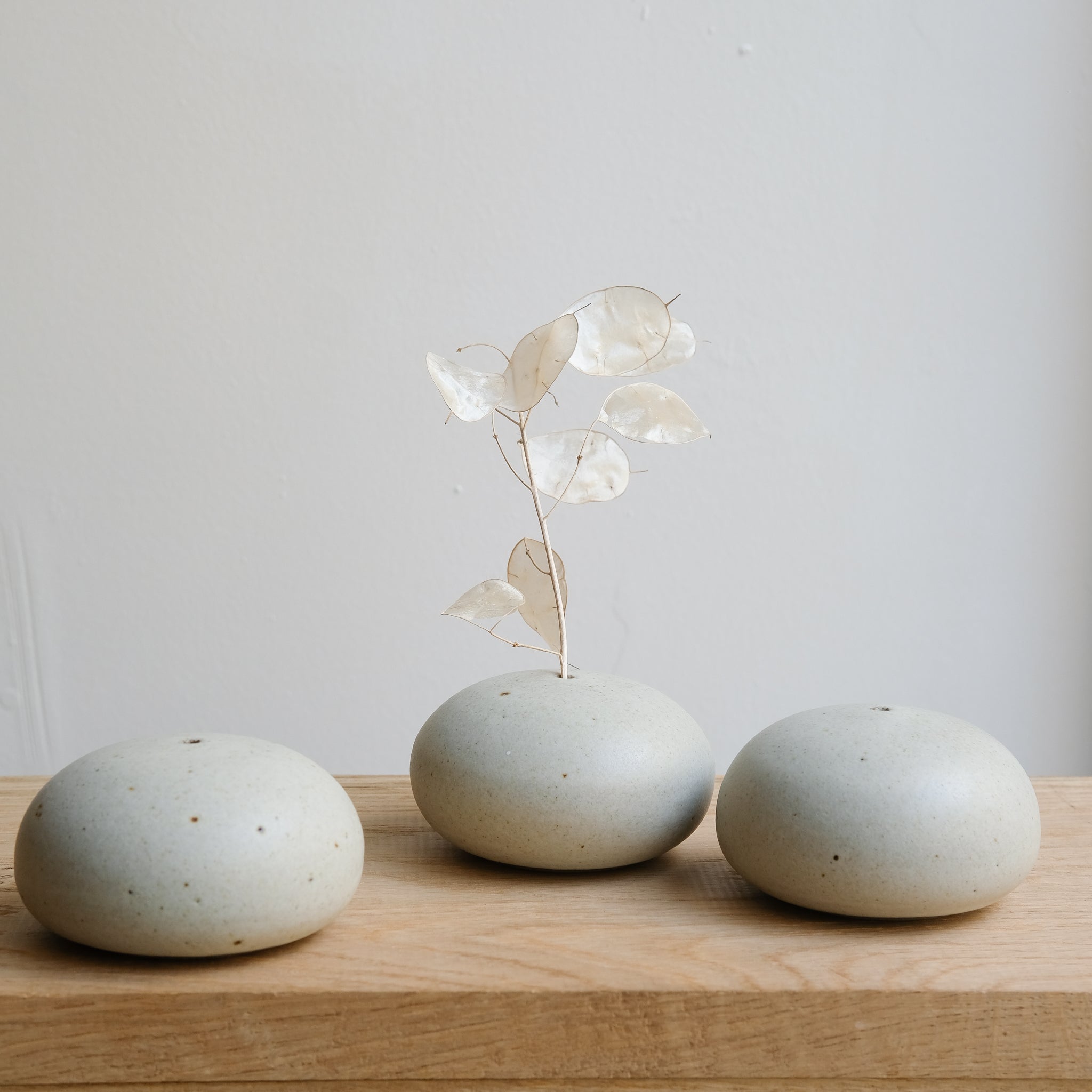 Vase en grès D 8,5cm - blanc gris de Viki Weiland chez Brutal Ceramics
