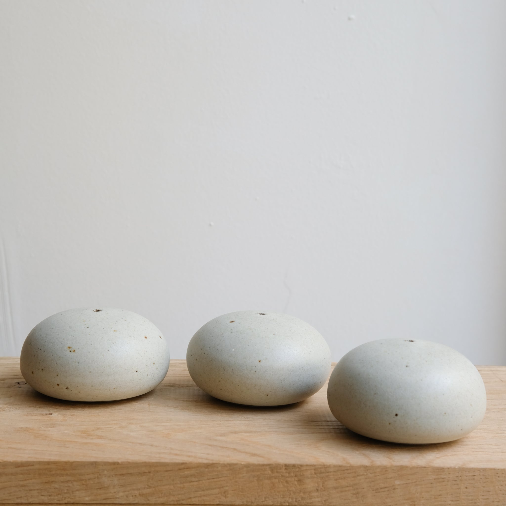 Vase en grès D 8,5cm - blanc gris de Viki Weiland chez Brutal Ceramics