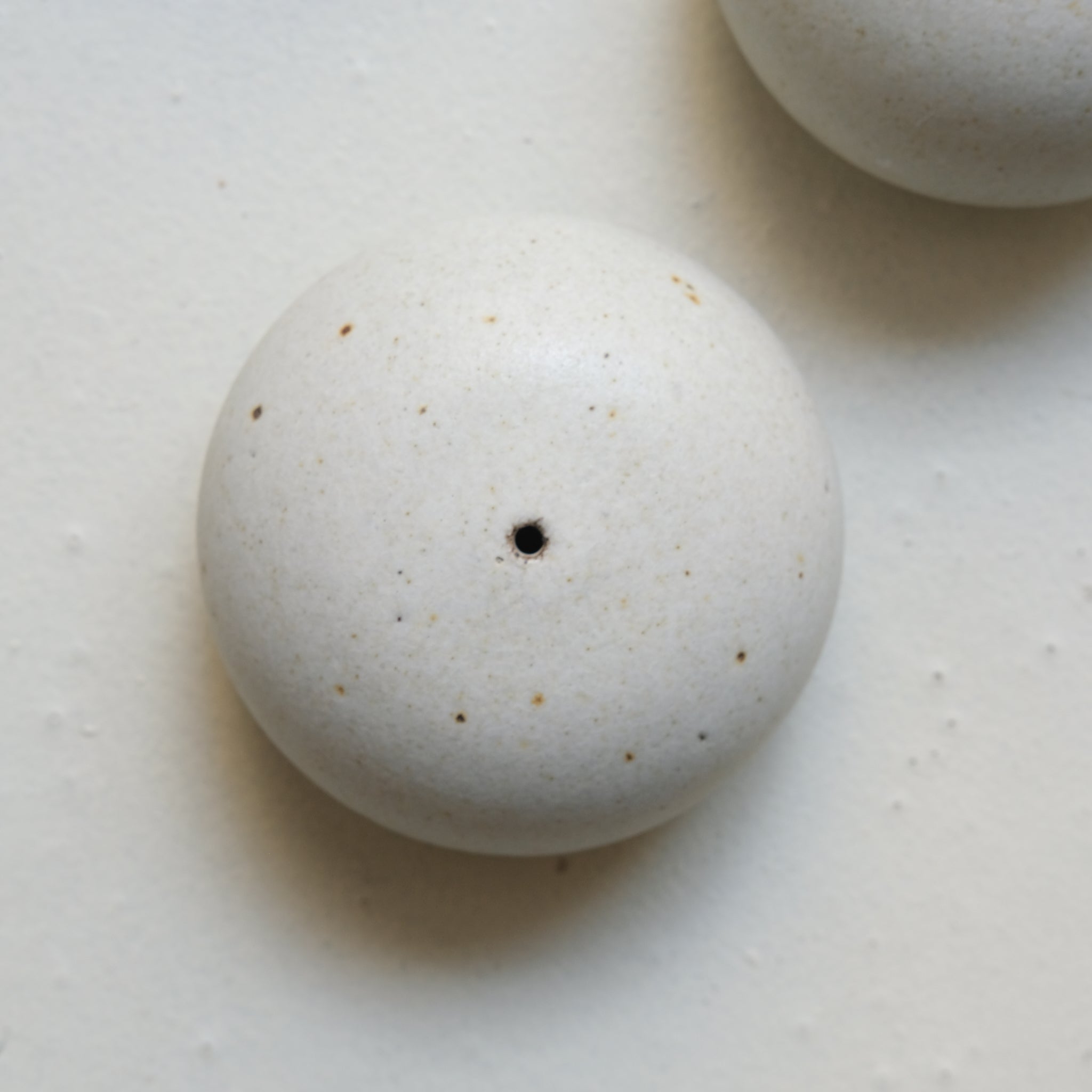 Vase en grès D 8,5cm - blanc gris de Viki Weiland chez Brutal Ceramics
