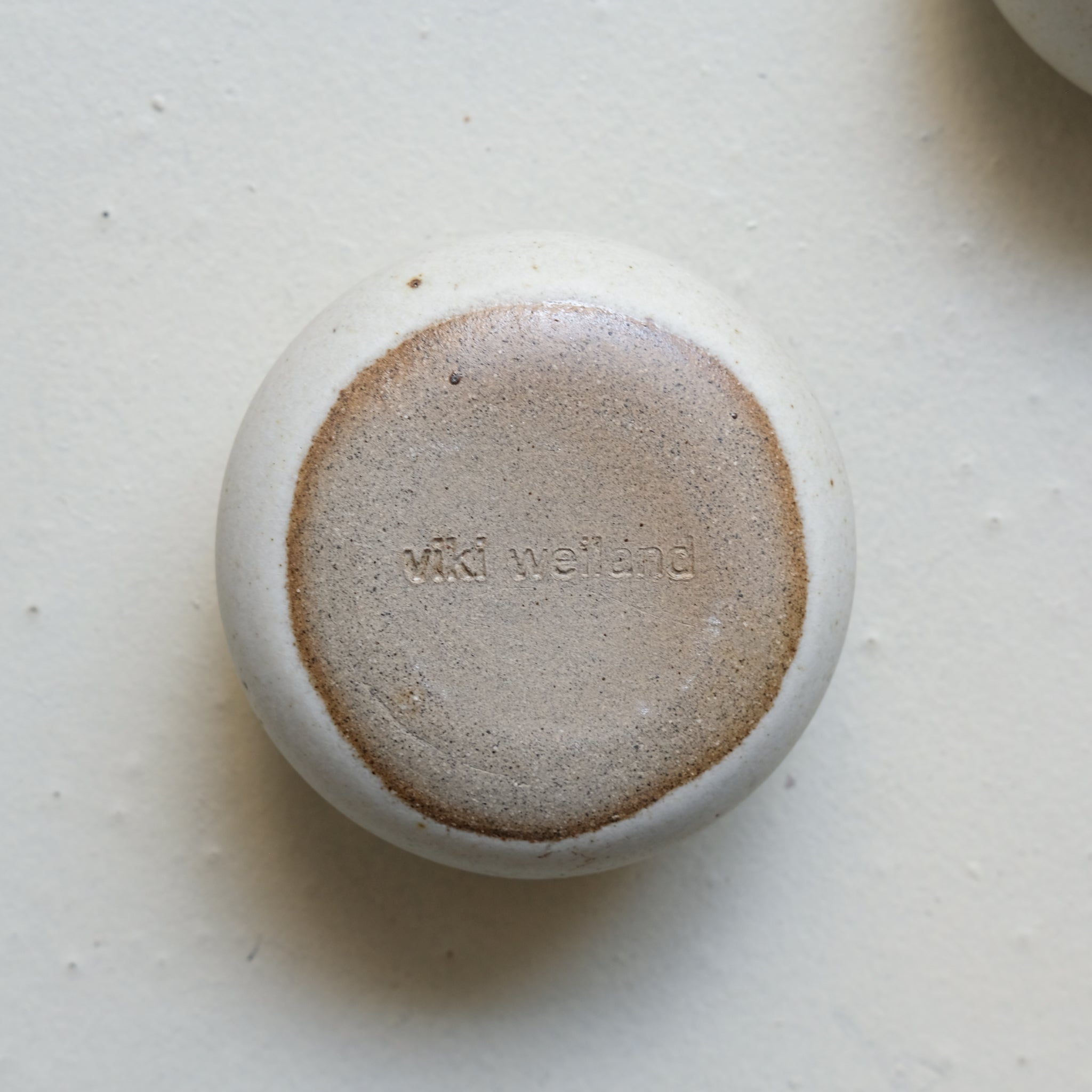 Vase en grès D 8,5cm - blanc gris de Viki Weiland chez Brutal Ceramics