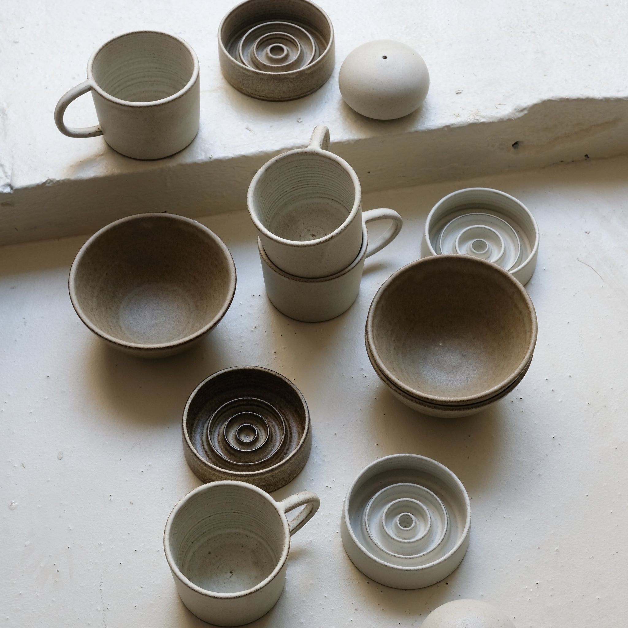 Porte savon en grès D 10,5cm - blanc gris de Viki Weiland chez Brutal Ceramics