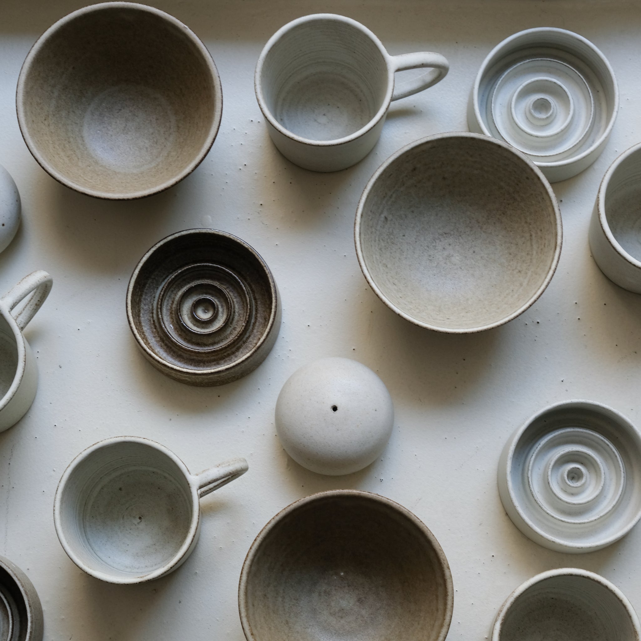 Porte savon en grès D 10,5cm - brun de Viki Weiland chez Brutal Ceramics