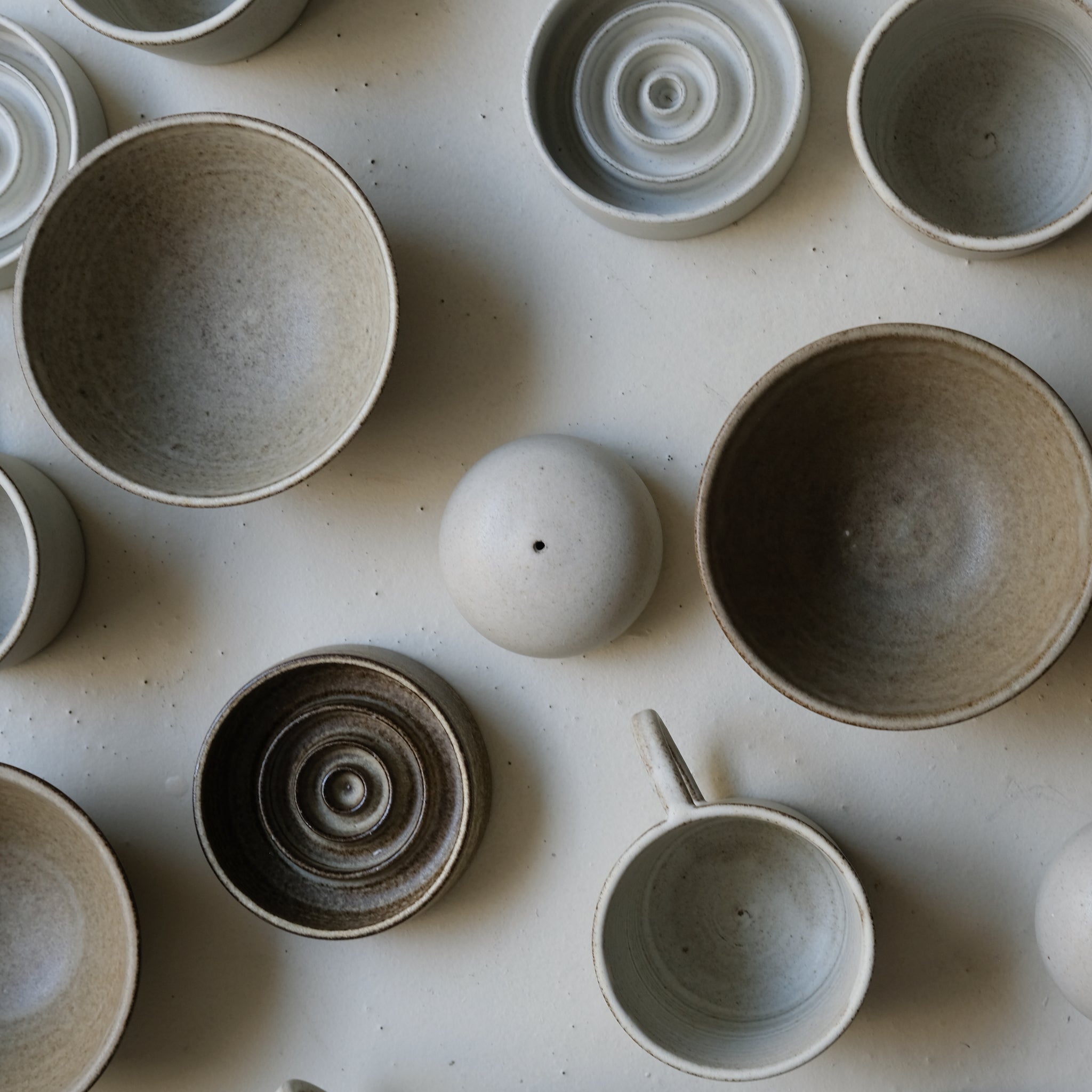 Porte savon en grès D 10,5cm - blanc gris de Viki Weiland chez Brutal Ceramics