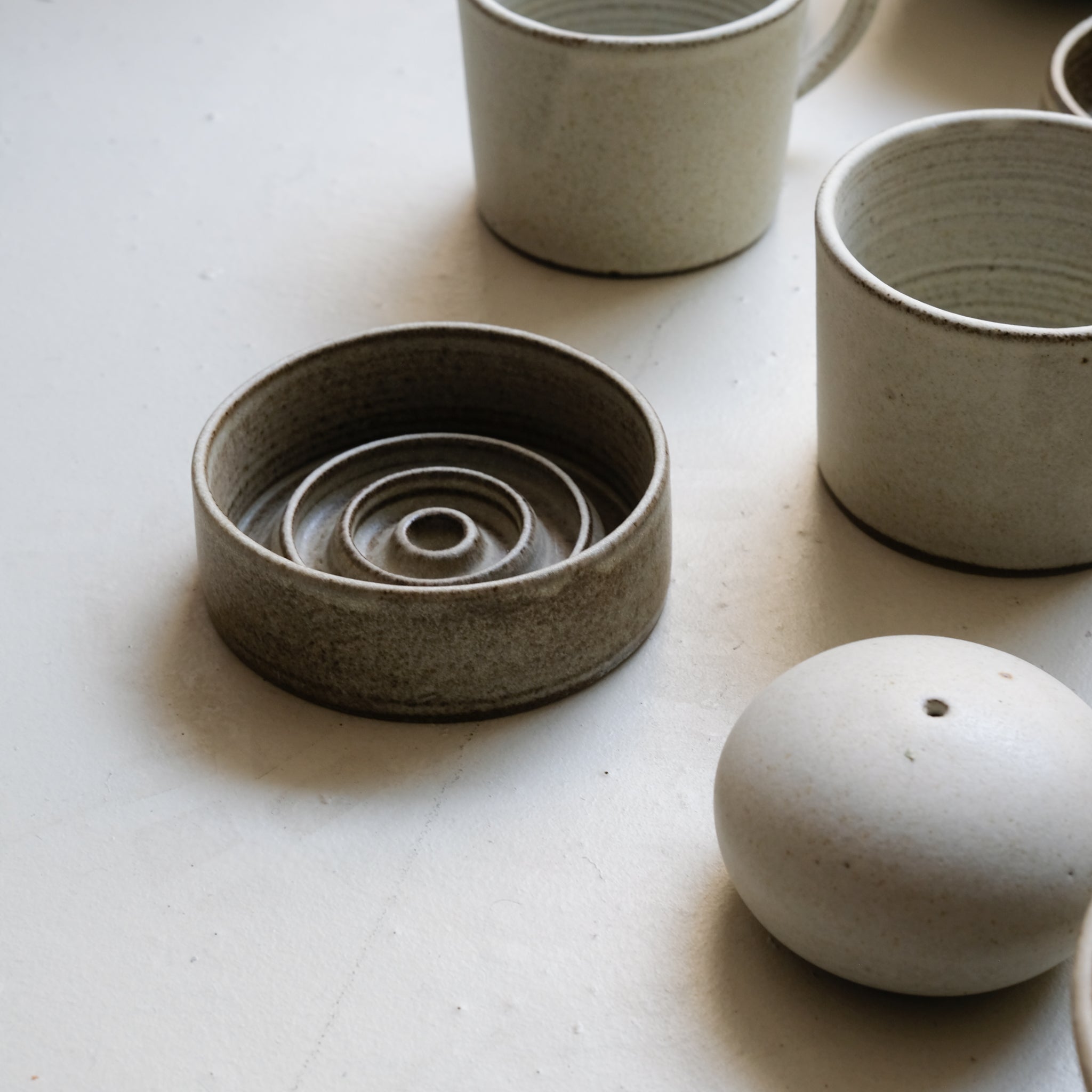 Porte savon en grès D 10,5cm - brun de Viki Weiland chez Brutal Ceramics