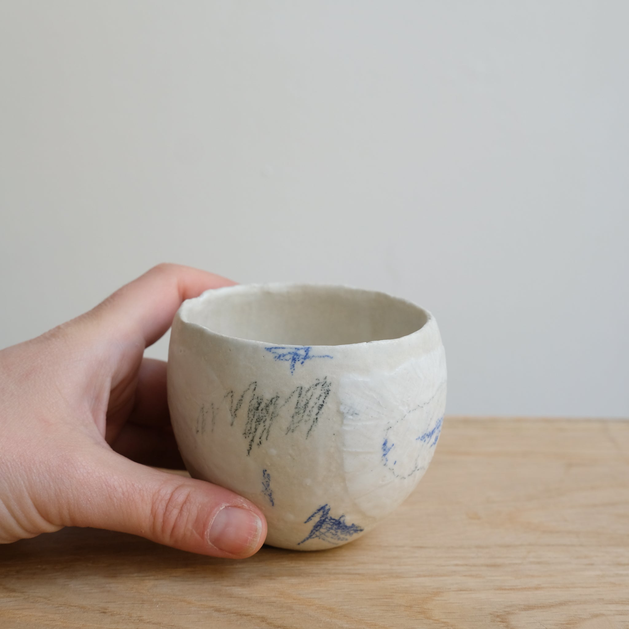 Tasse 02 en grès et porcelaine 200ml - Multicolore de Yellow Nose Studio chez Brutal Ceramics