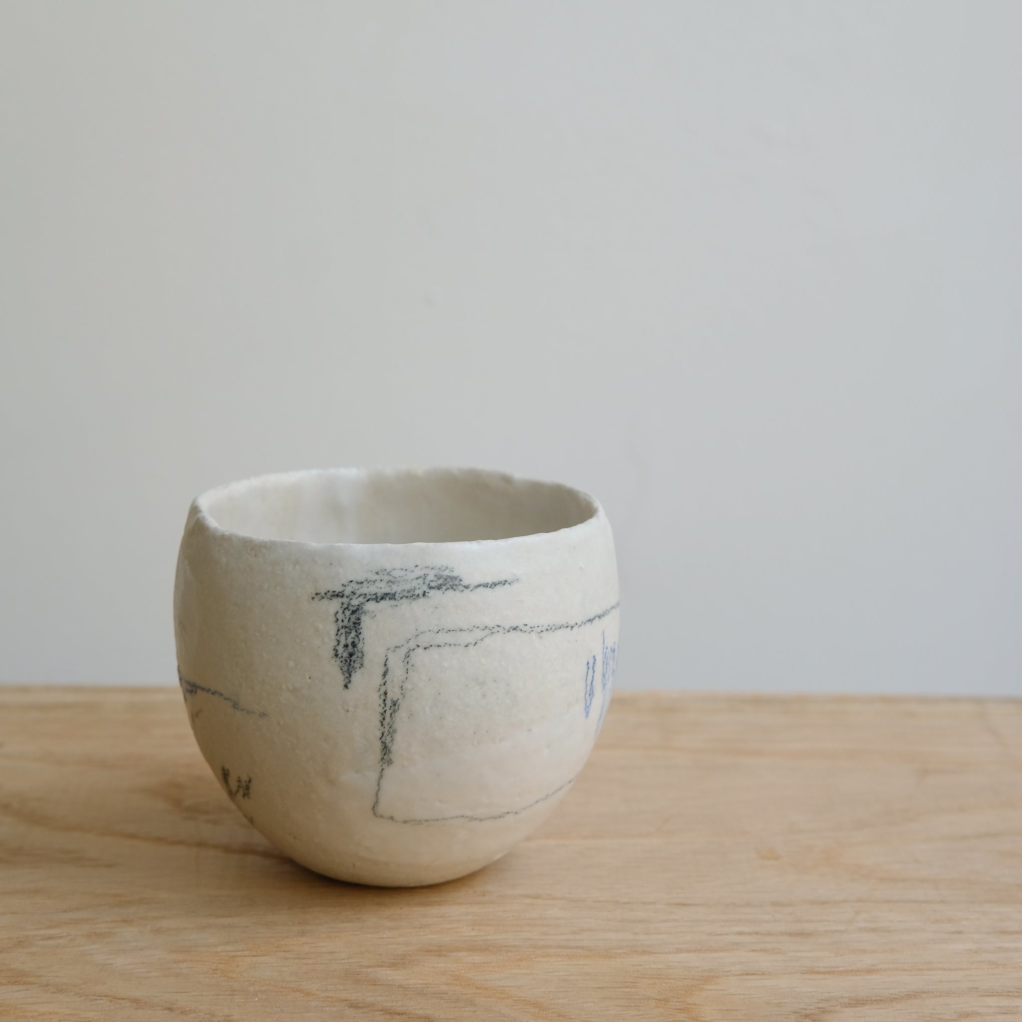 Tasse 02 en grès et porcelaine 200ml - Multicolore de Yellow Nose Studio chez Brutal Ceramics