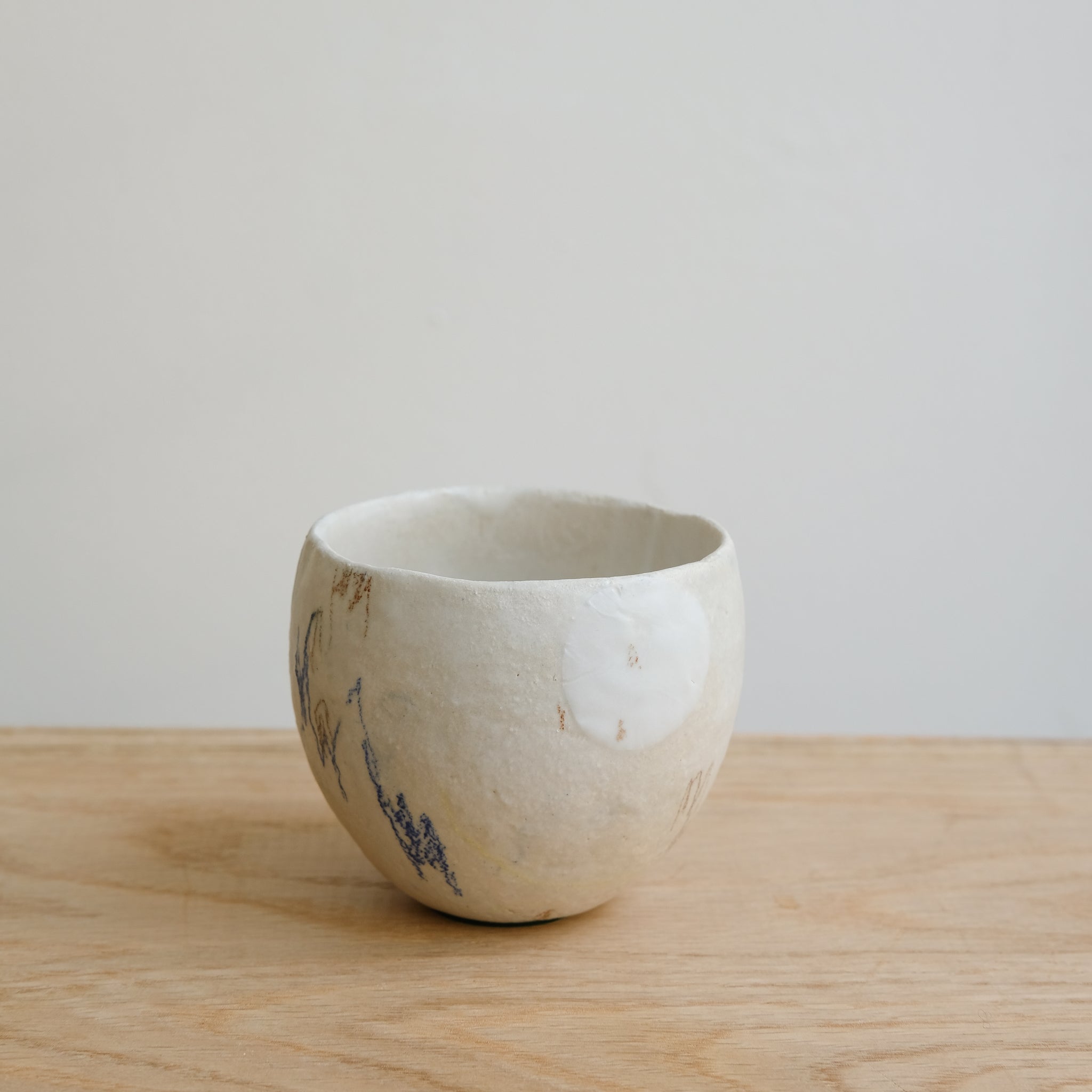 Tasse 05 en grès et porcelaine 200ml - Multicolore de Yellow Nose Studio chez Brutal Ceramics
