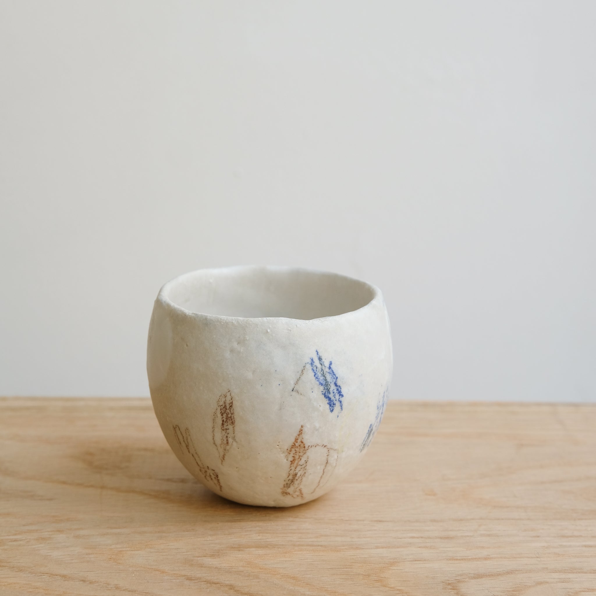 Tasse 05 en grès et porcelaine 200ml - Multicolore de Yellow Nose Studio chez Brutal Ceramics